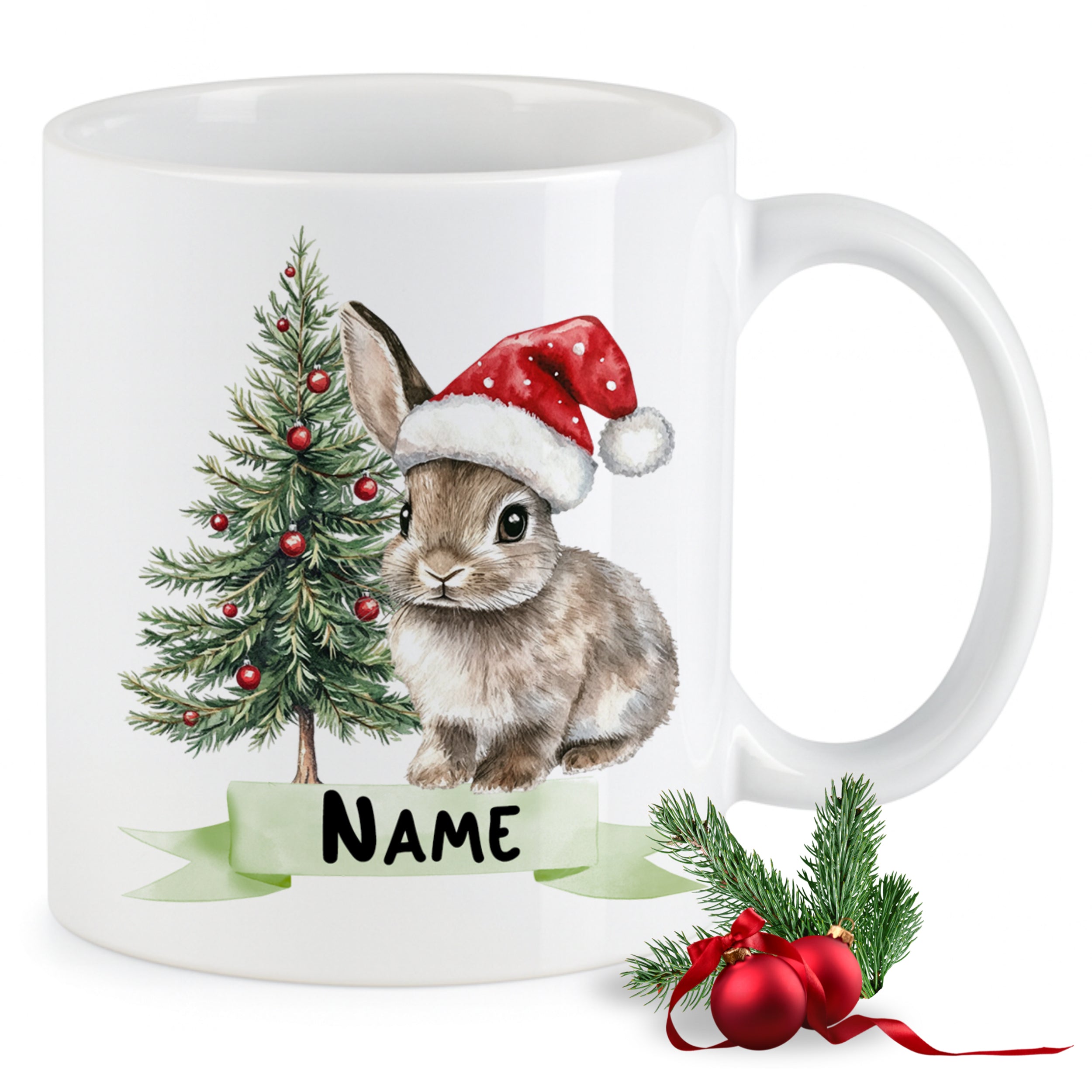 Weißer Becher mit Weihnachtskaninchen und Tannenbaum.