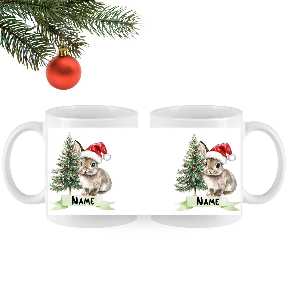 Weiße Tassen mit Weihnachtskaninchen und Tannenbaum.