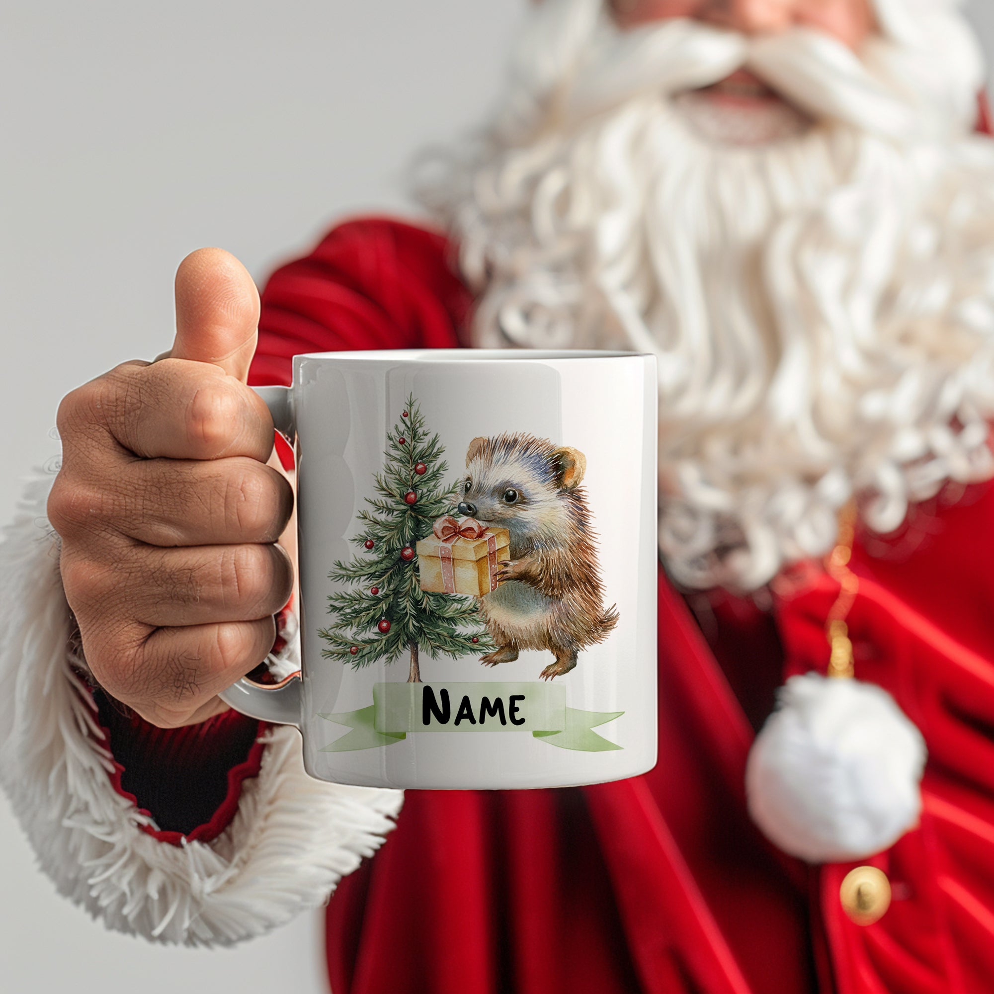 Tasse mit Igel, Weihnachtsbaum und Geschenk, personalisierbar.