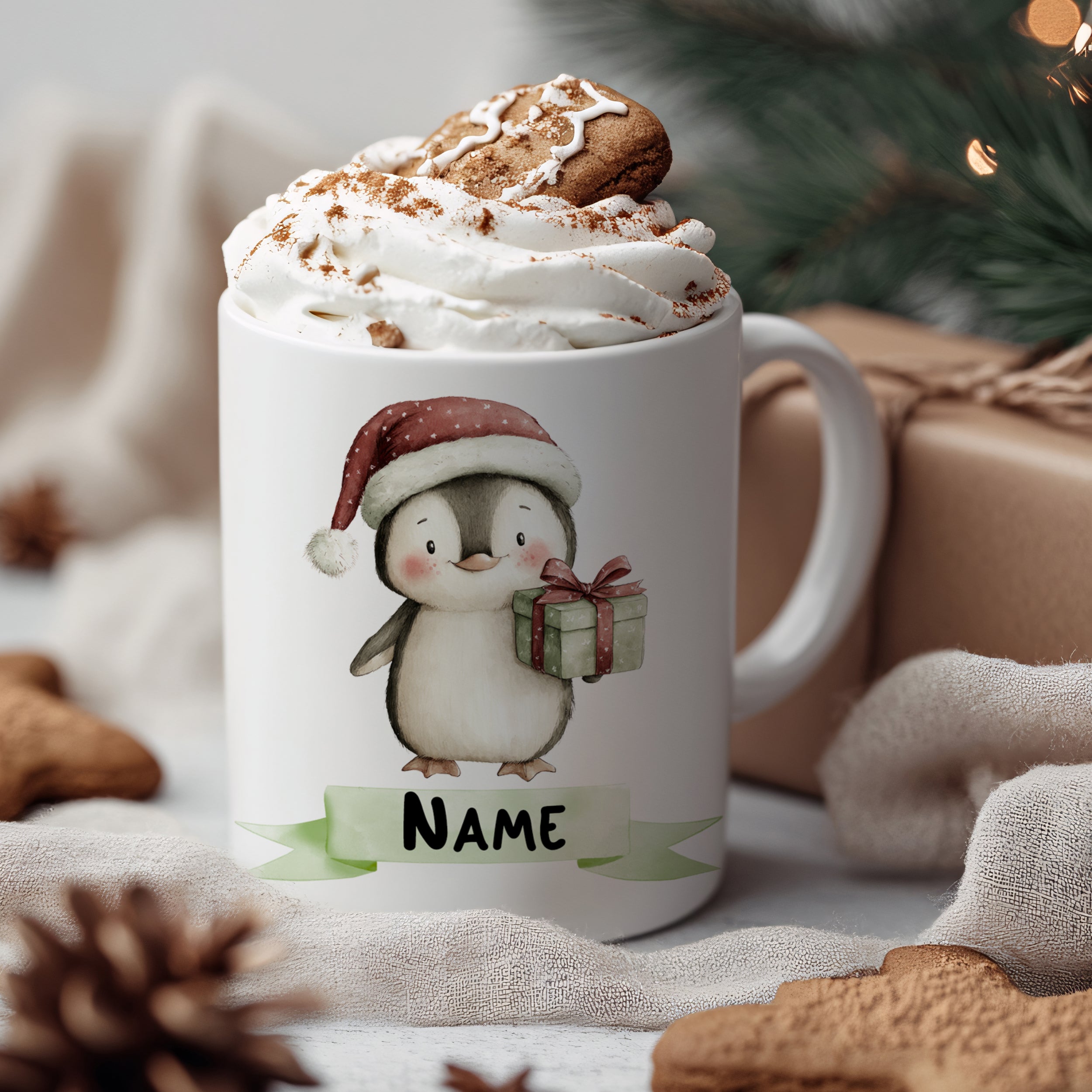 Tasse mit Pinguin, Weihnachtsmütze und Geschenk, weiß.