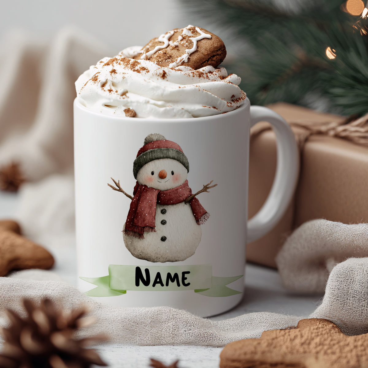 Kaffeetasse mit Schneemann-Motiv und personalisierbarem Namen.