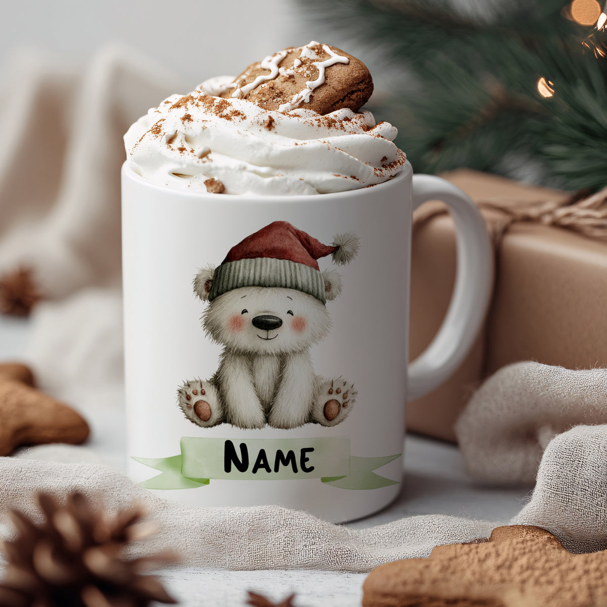 Weißer Becher mit niedlichem Bärenmotiv und Sahne.