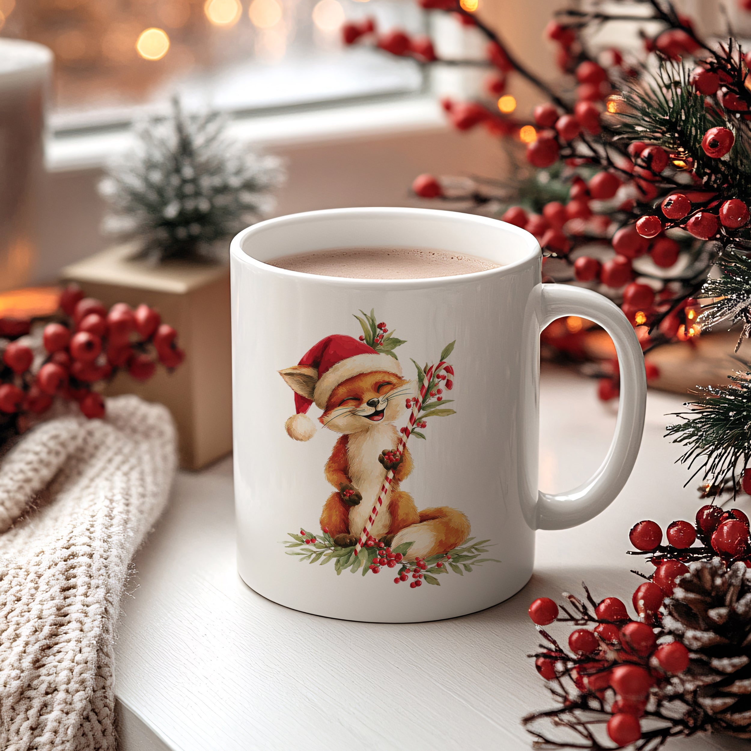 Weiße Tasse mit Weihnachts-Fuchs-Motiv und Kakao.