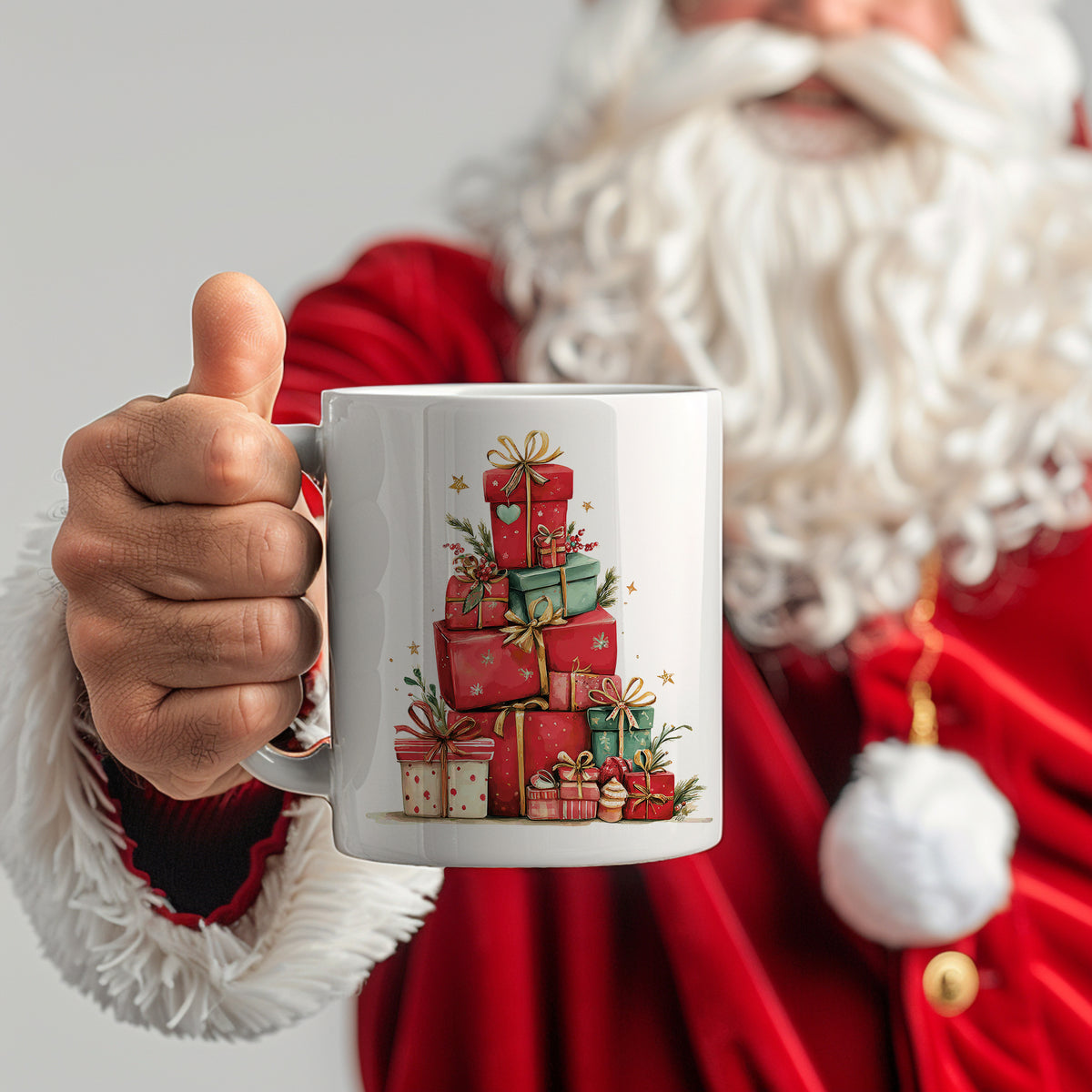 Weißer Becher mit Weihnachtsgeschenken-Design, rot-grün.