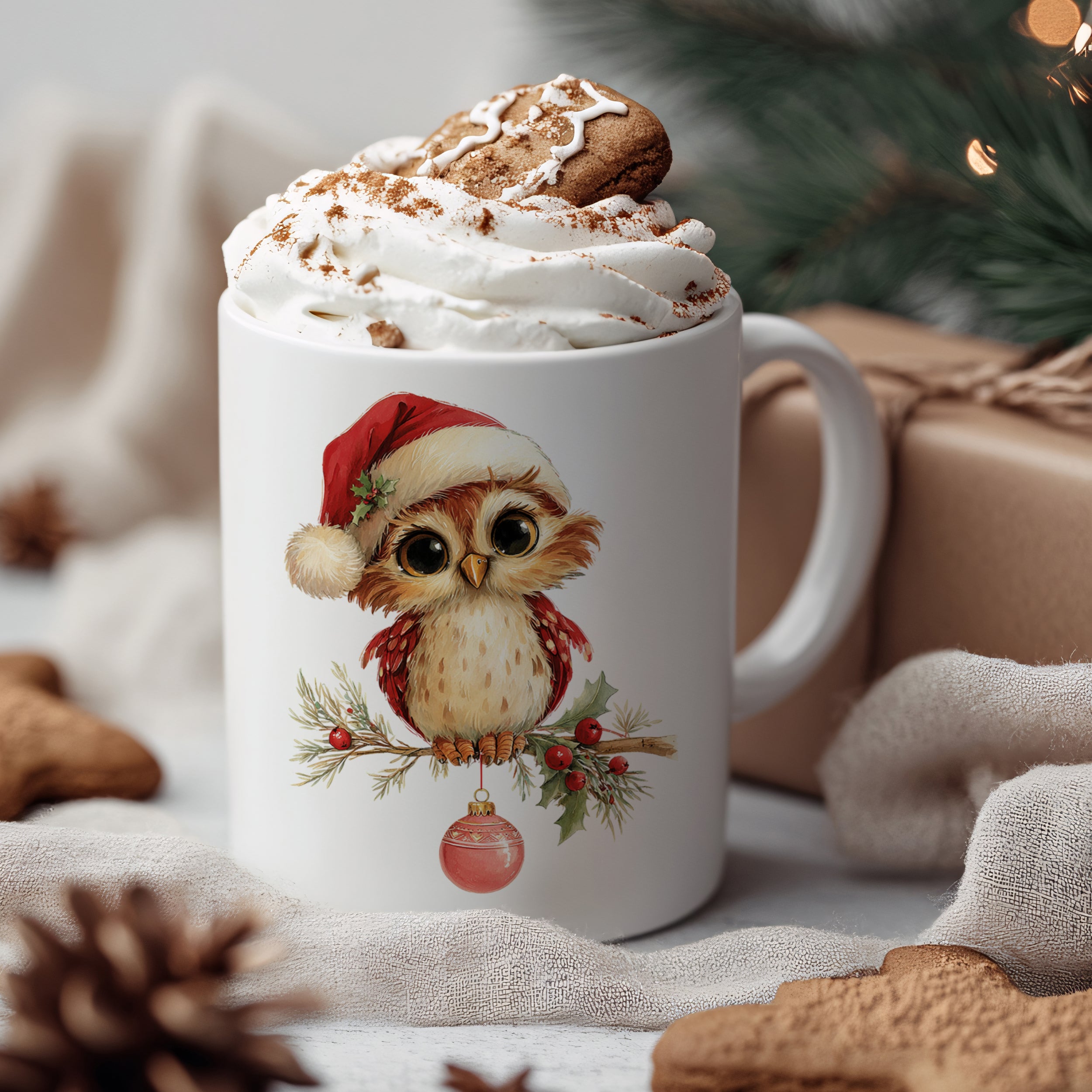 Weißer Becher mit Weihnachts-Eule und rotem Hut.