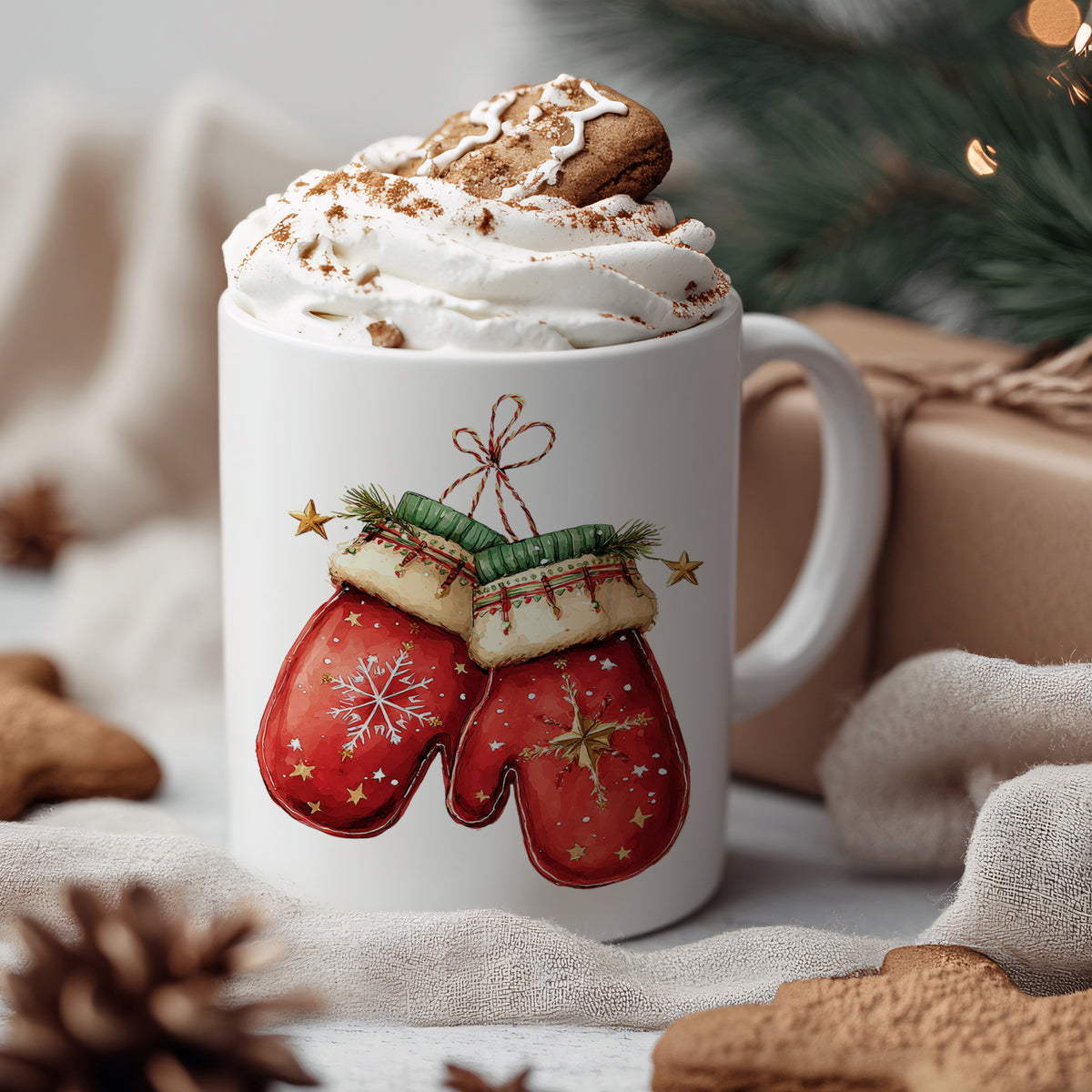 Rote Tasse mit Weihnachts-Handschuhen und Sahne.