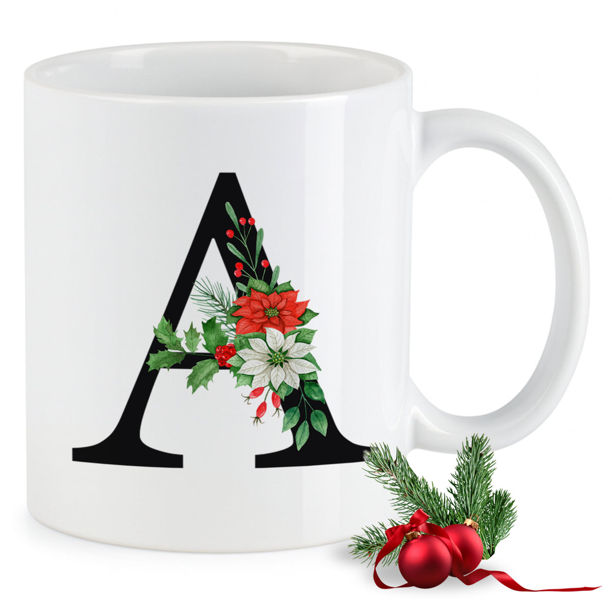 Weißer Kaffeebecher mit schwarzem Buchstaben A und Weihnachtsdekor.