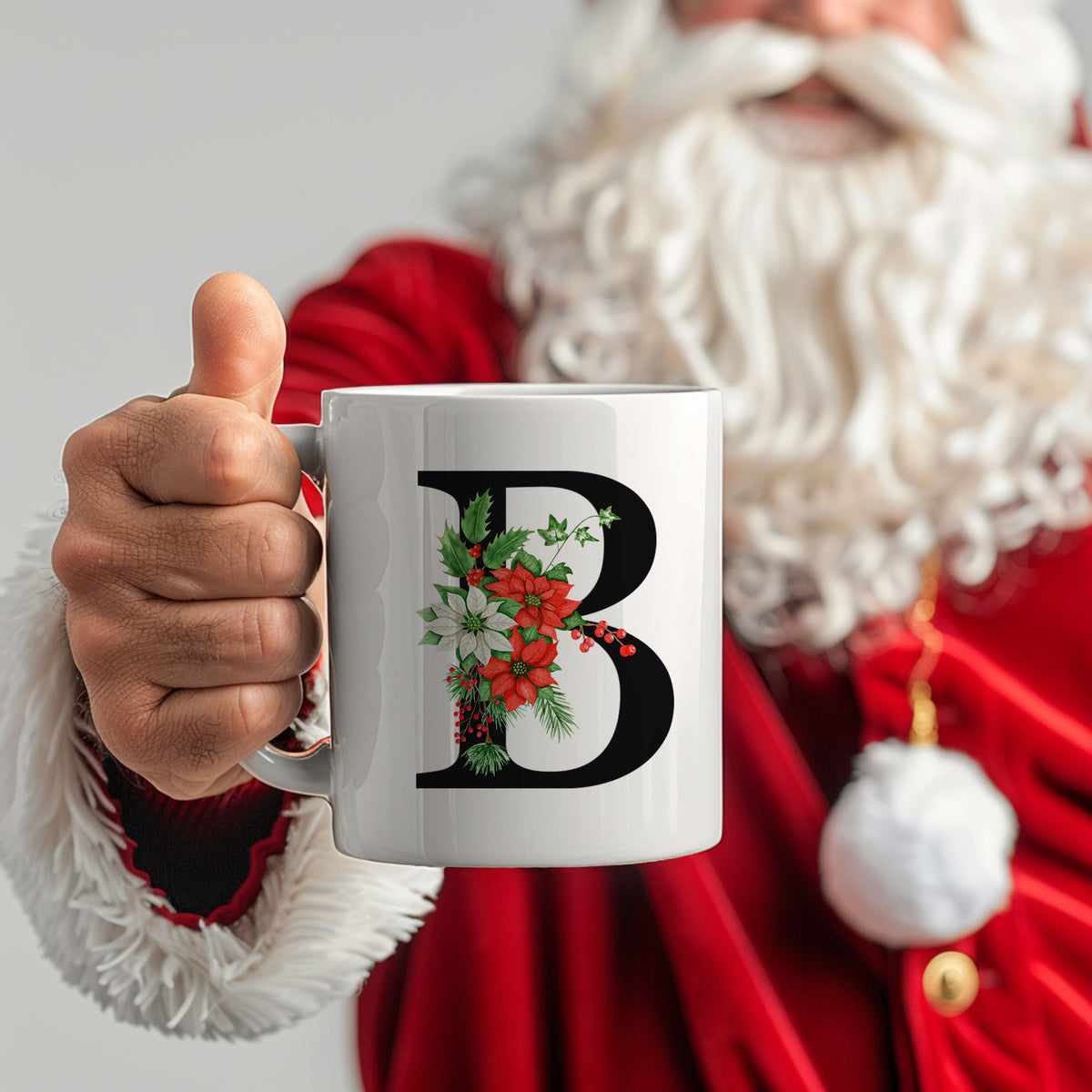 Weißer Becher mit floralem Design und Buchstaben B.