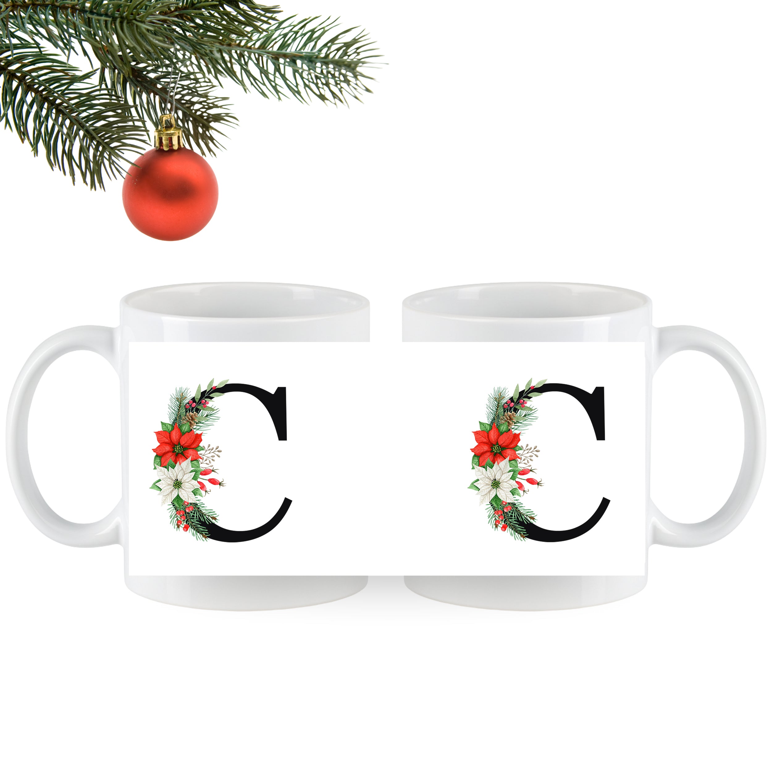 Weiße Tassen mit rotem Weihnachtskranz und Buchstabe C.
