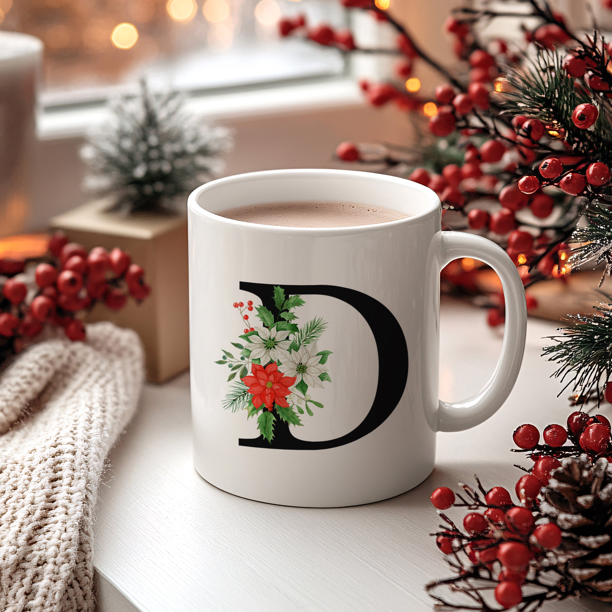 Weißer Becher mit floralem Design und Buchstaben D.