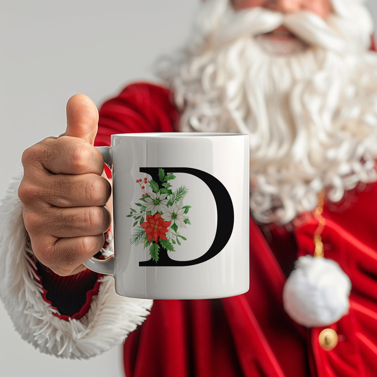 Weißer Becher mit floralem Design und großem Buchstaben D.