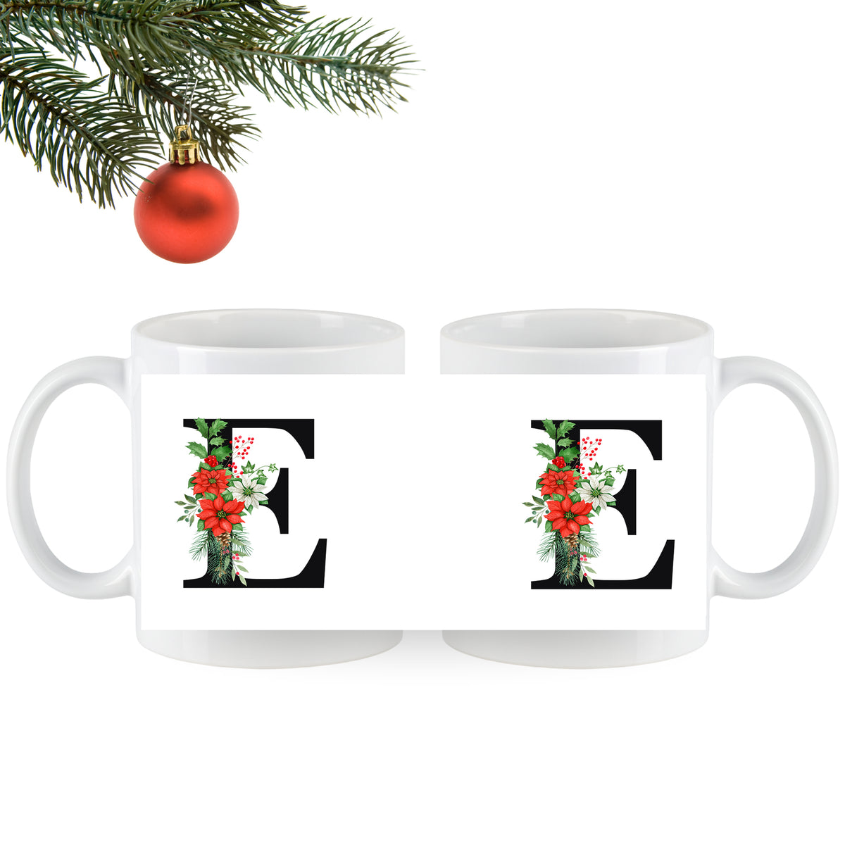 Weiße Tassen mit floralem "E"-Design und Weihnachtsdeko.