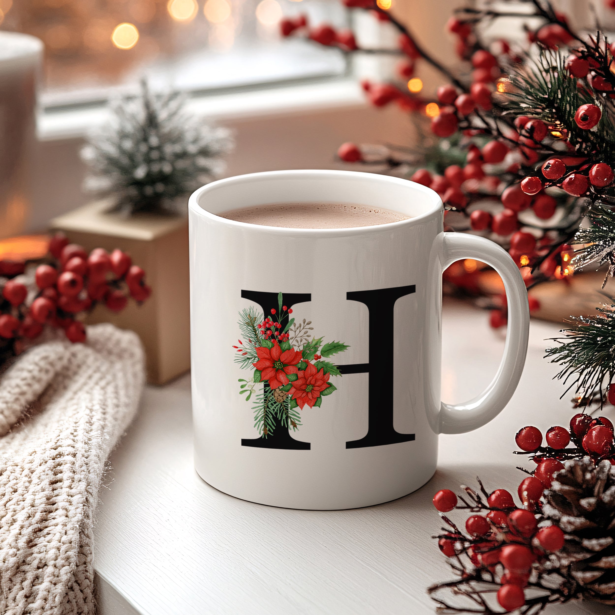 Weißer Becher mit rotem Weihnachtsdesign und Buchstaben H.