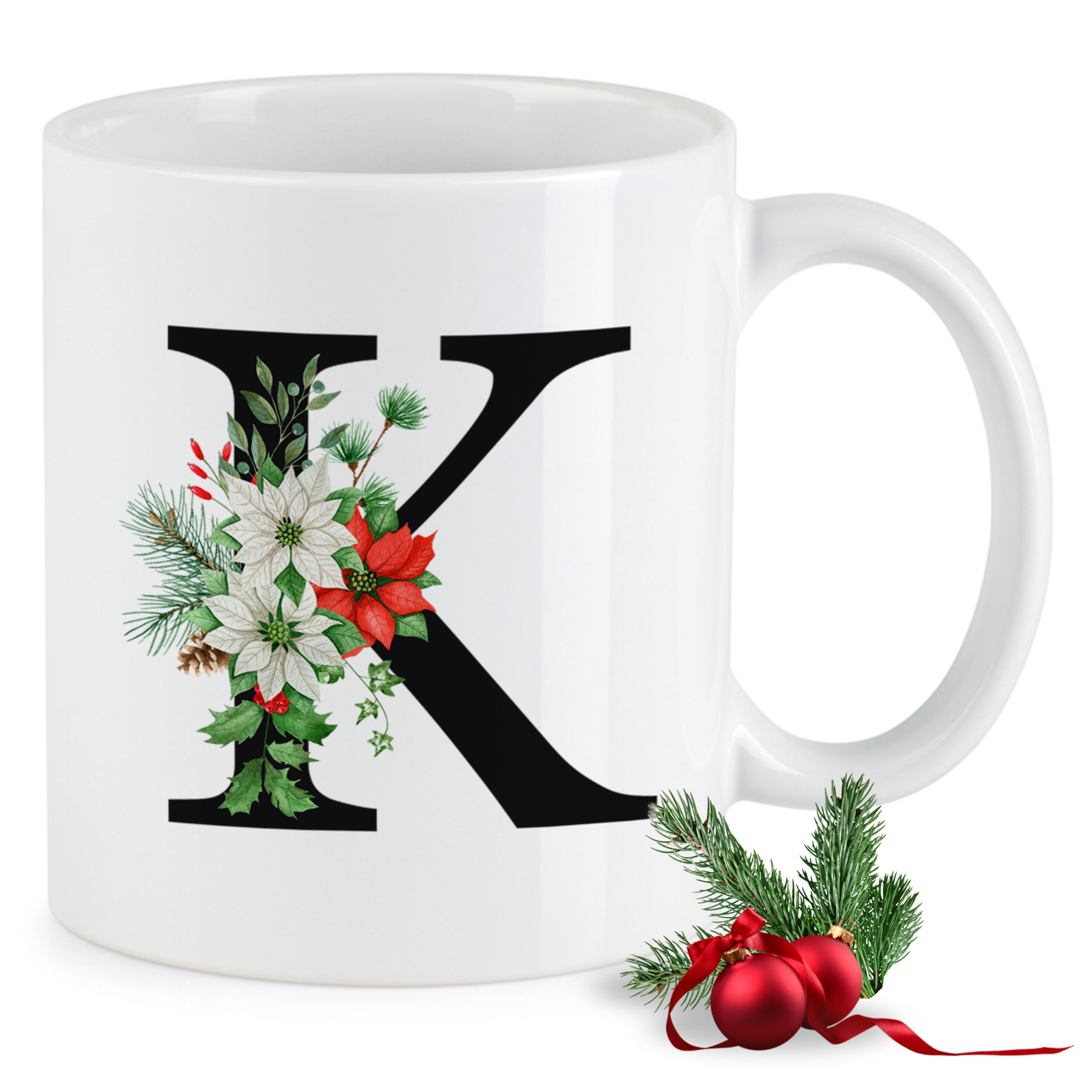 Weiße Tasse mit schwarzem "K" und Weihnachtsblumen.