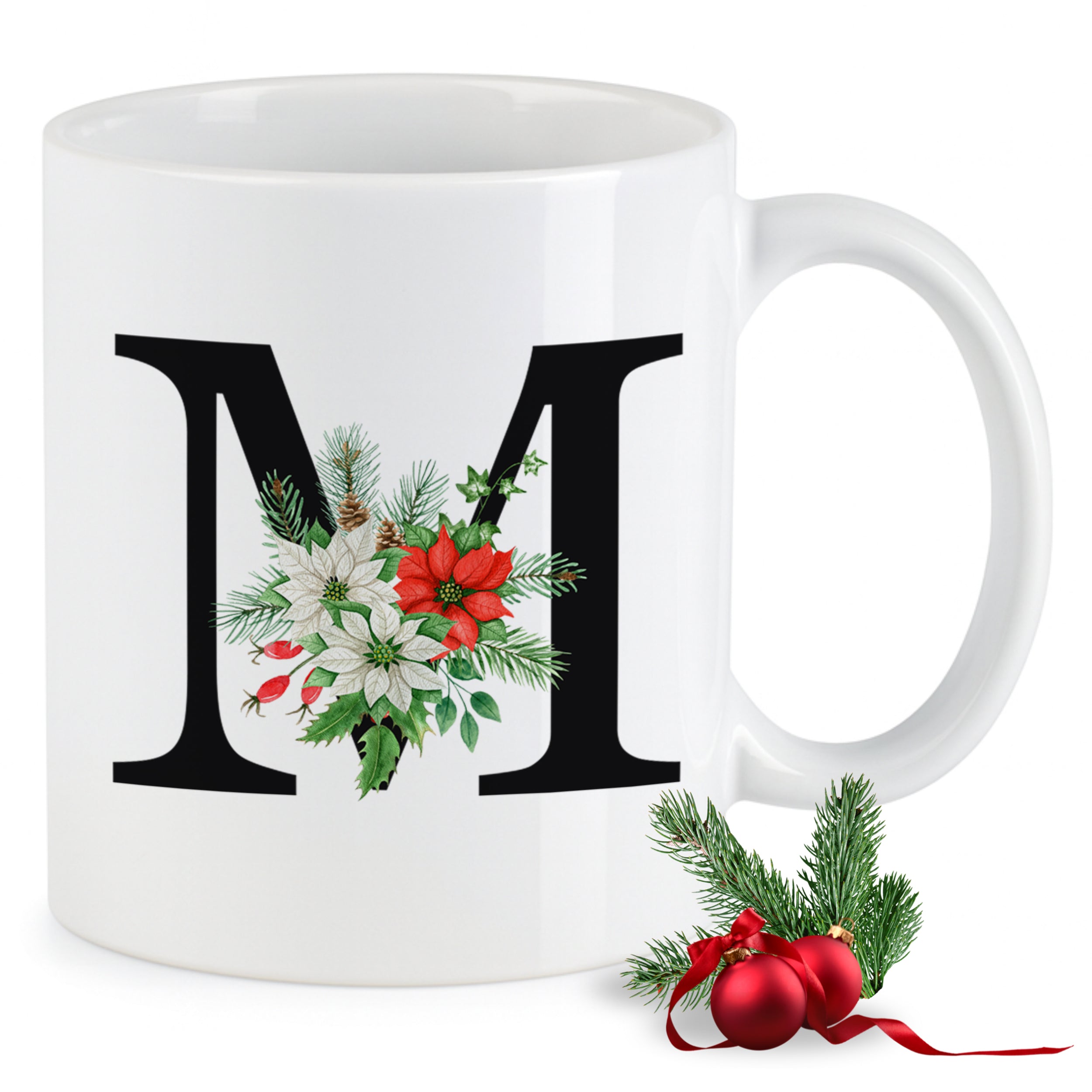 Weißer Becher mit schwarzem "M" und Weihnachtsblumen.