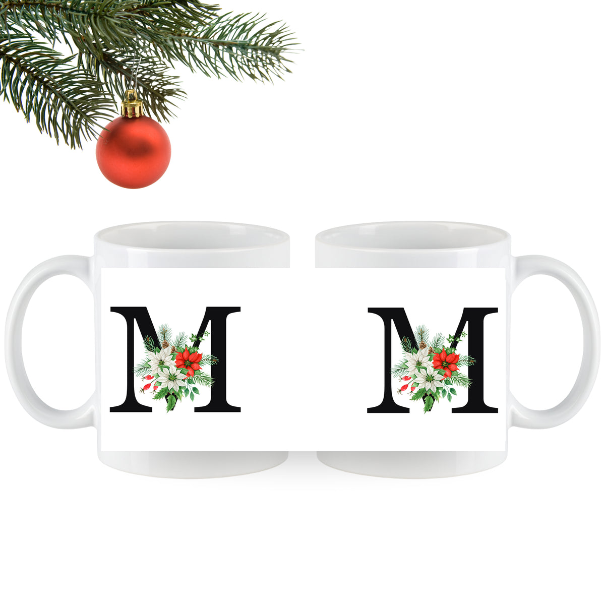 Weiße Tassen mit schwarzem "M" und Weihnachtsdekoration.