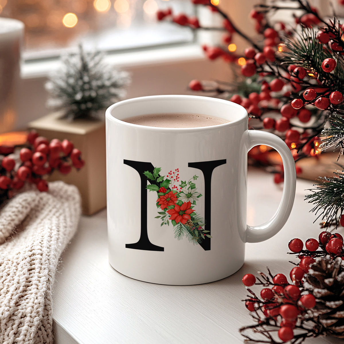 Weißer Becher mit rotem Weihnachtsmotiv und Buchstaben N.