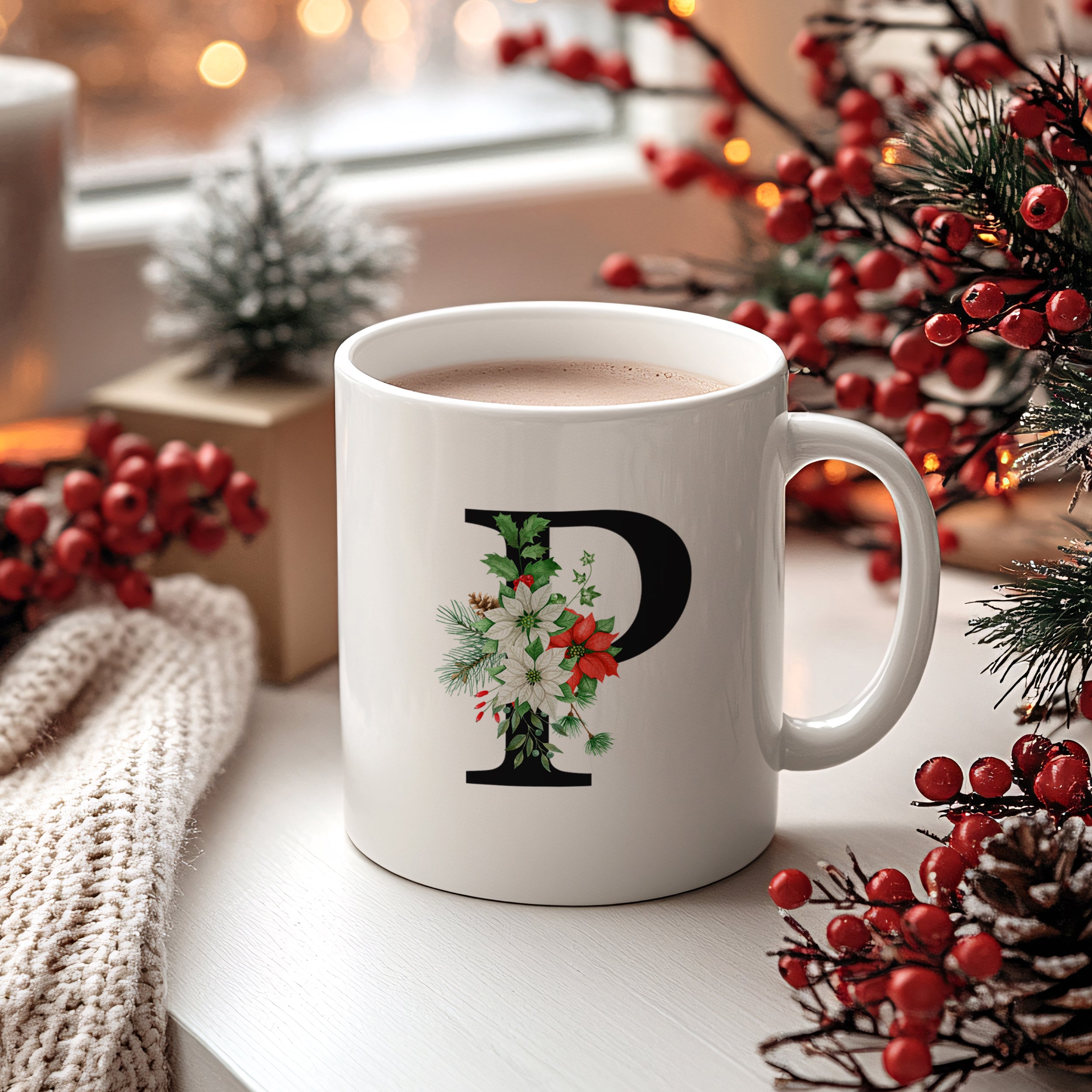 Weiße Tasse mit floralem Design und Buchstaben P.