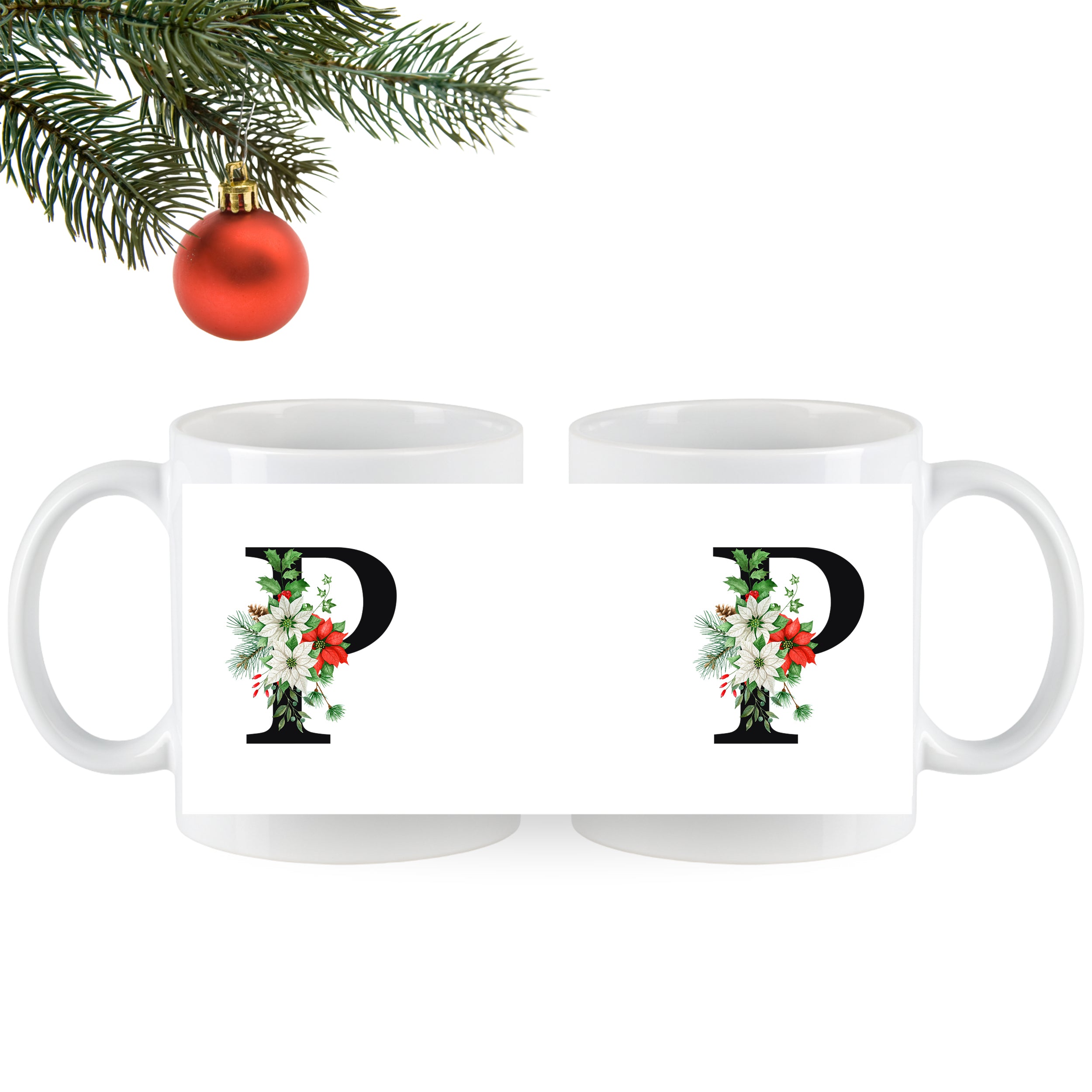 Weiße Tassen mit schwarzem „P“ und Weihnachtsdekor.