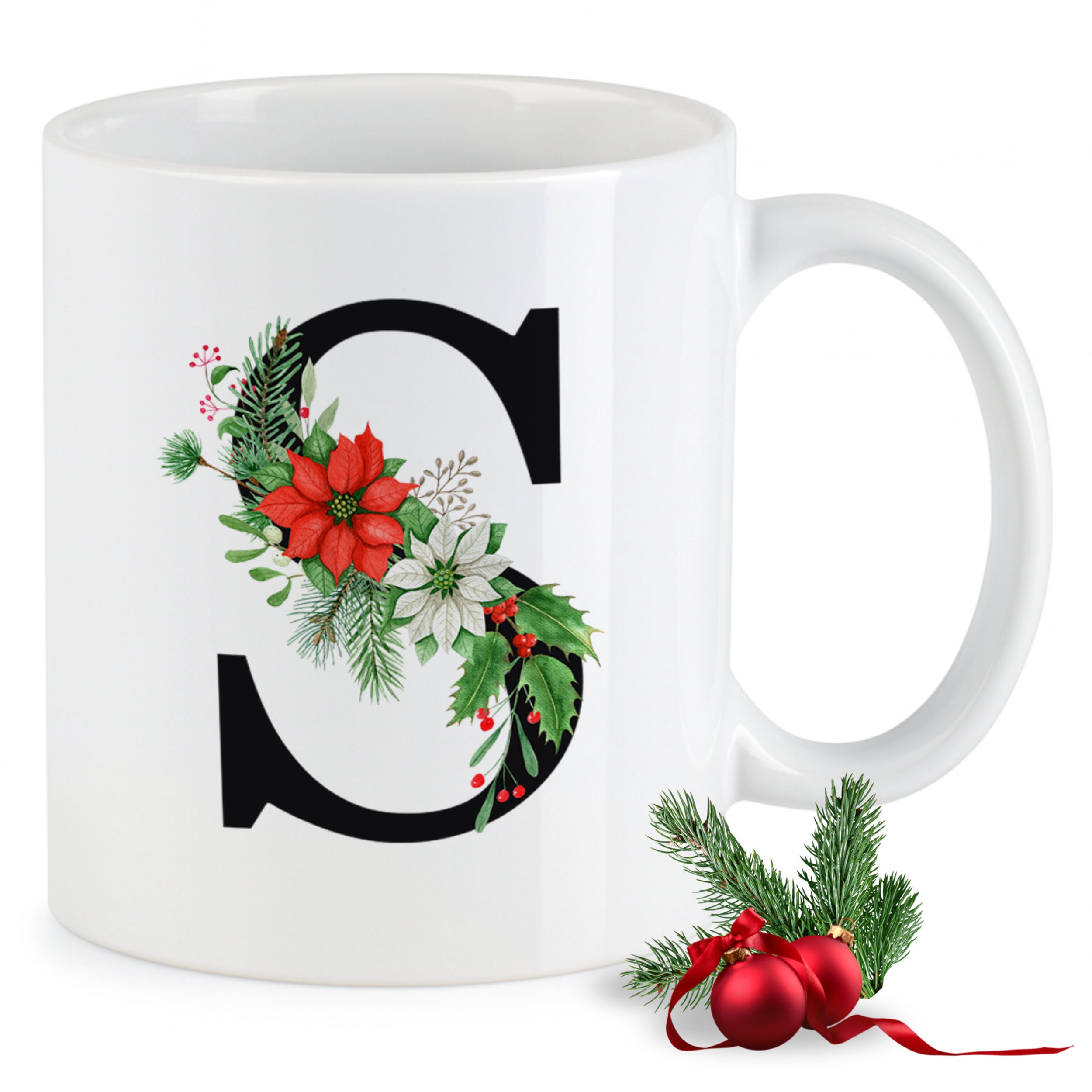 Weißer Becher mit floralem Weihnachtsdesign und Buchstaben "C".