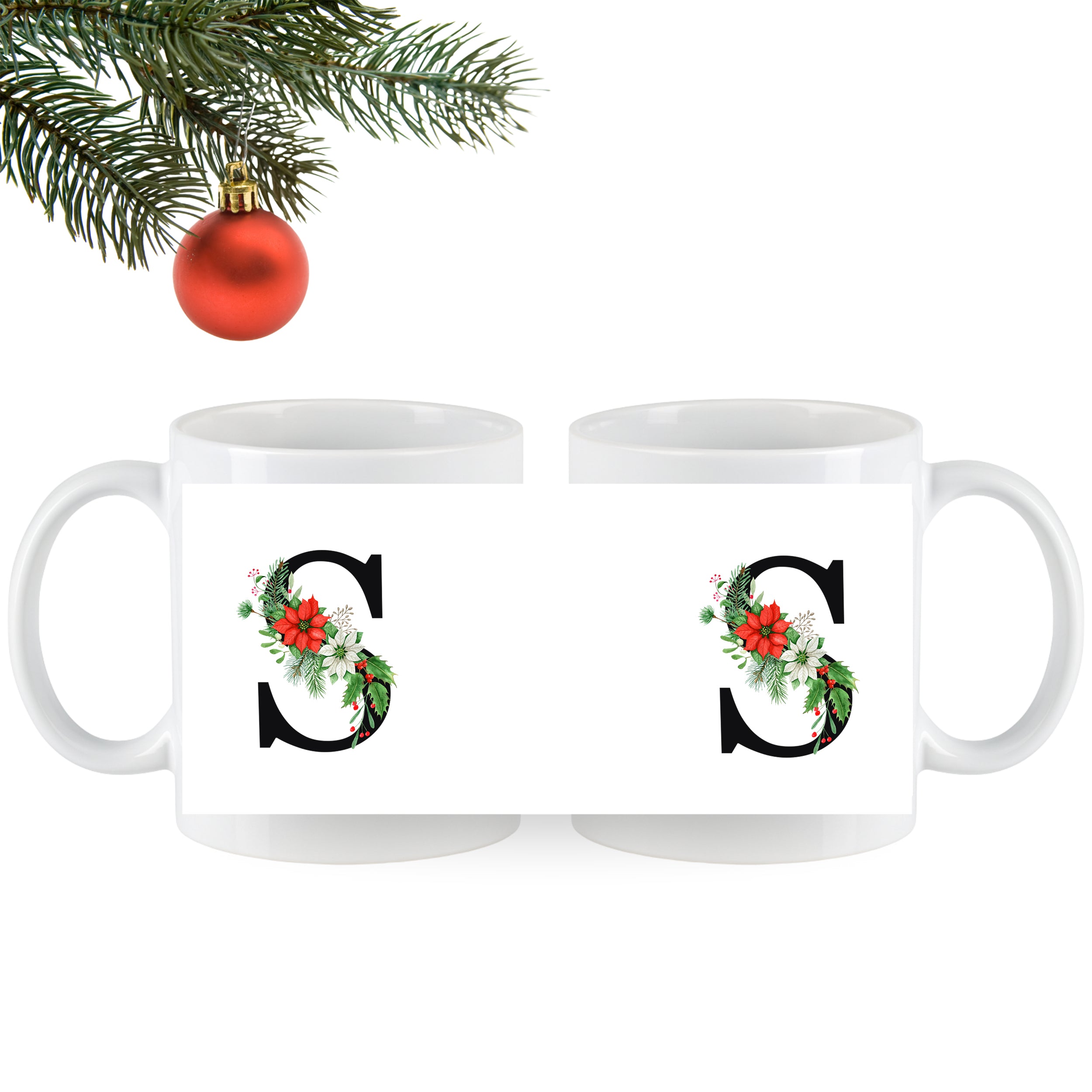 Weiße Tassen mit floralem "S" und Weihnachtsdekor.
