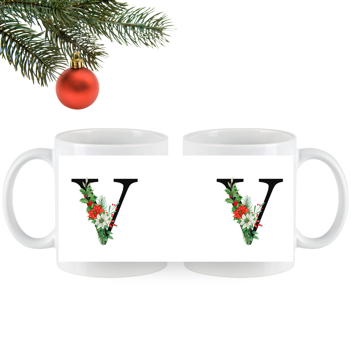 Weiße Tassen mit floralem Buchstaben V und Weihnachtsdekor.