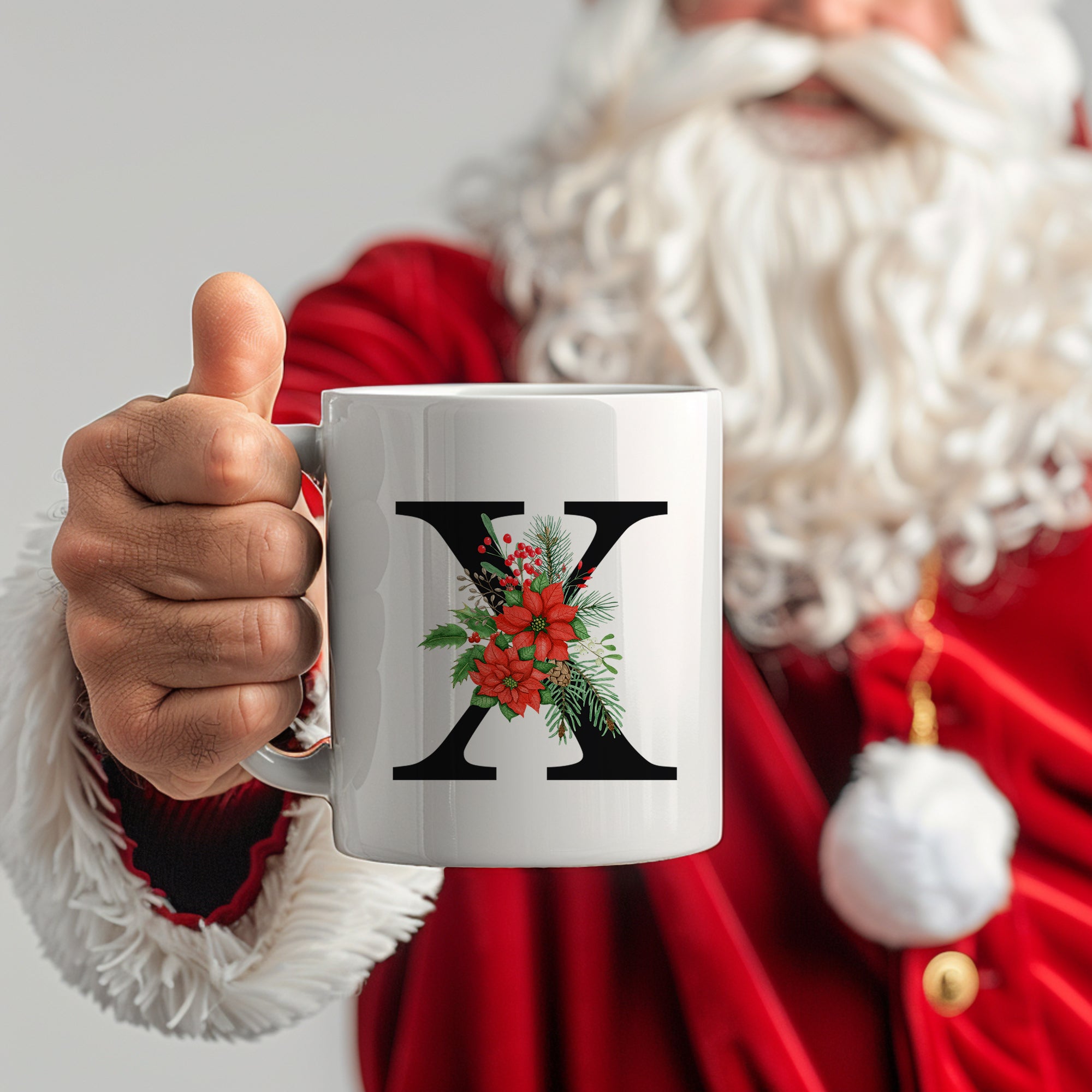 Weißer Becher mit rotem Weihnachtsdesign und schwarzem "X".