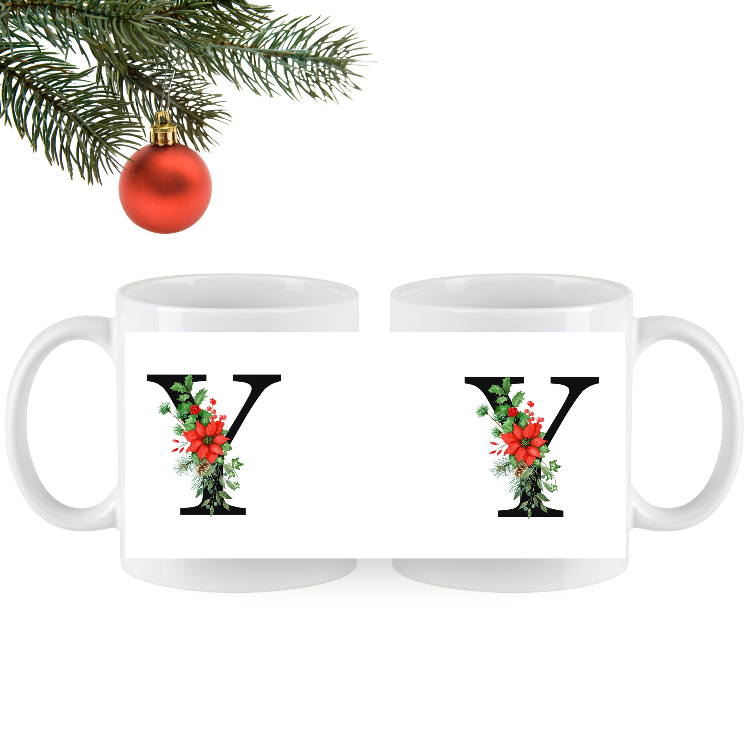 Weiße Tassen mit floralem Y-Motiv und Weihnachtsdeko.