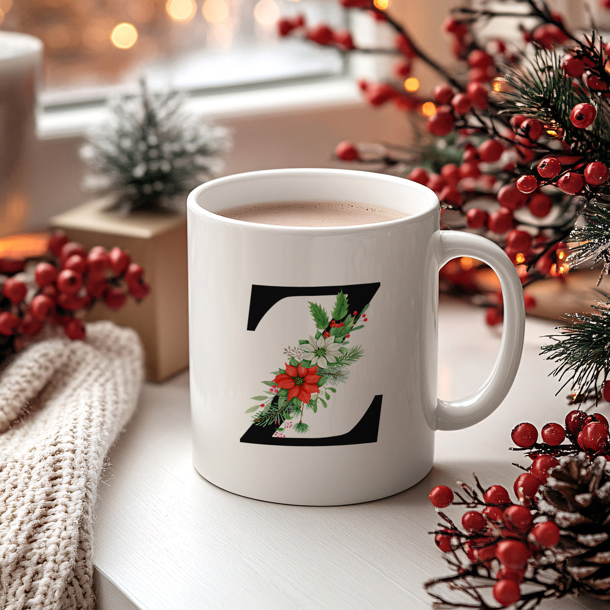 Weiße Tasse mit schwarzem Z und Weihnachtsdekor.