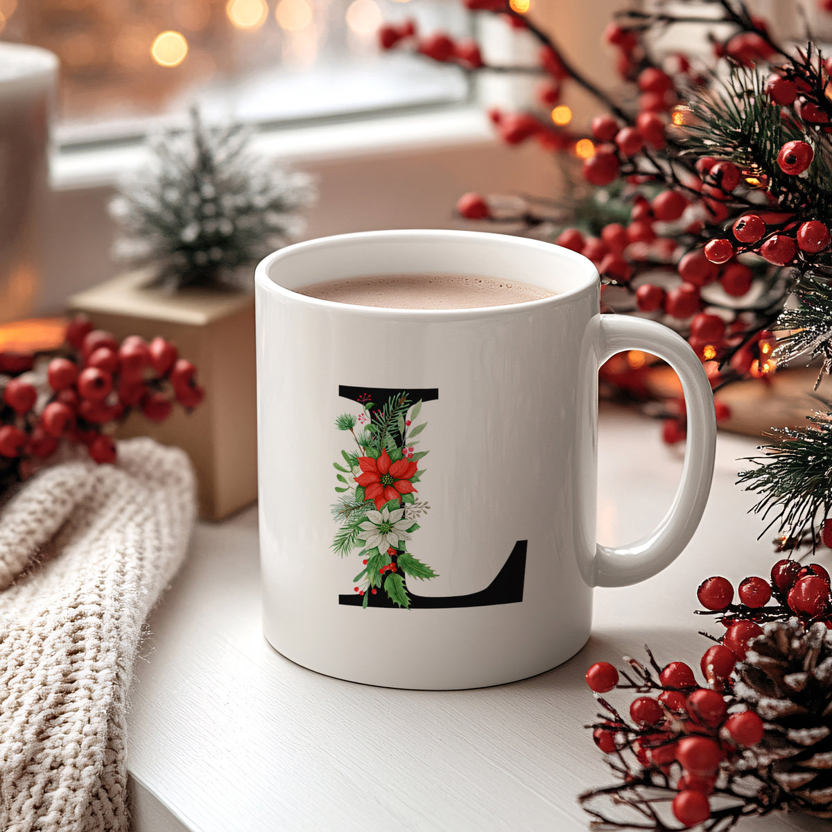 Weißer Becher mit floralem "L" und heißem Getränk.