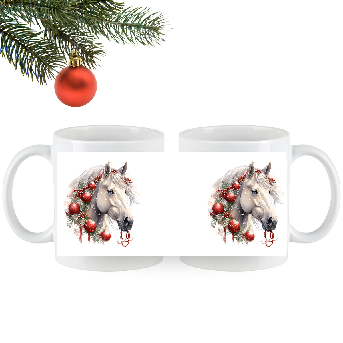 Weiße Tassen mit Weihnachts-Pferdemotiv und roten Kugeln.