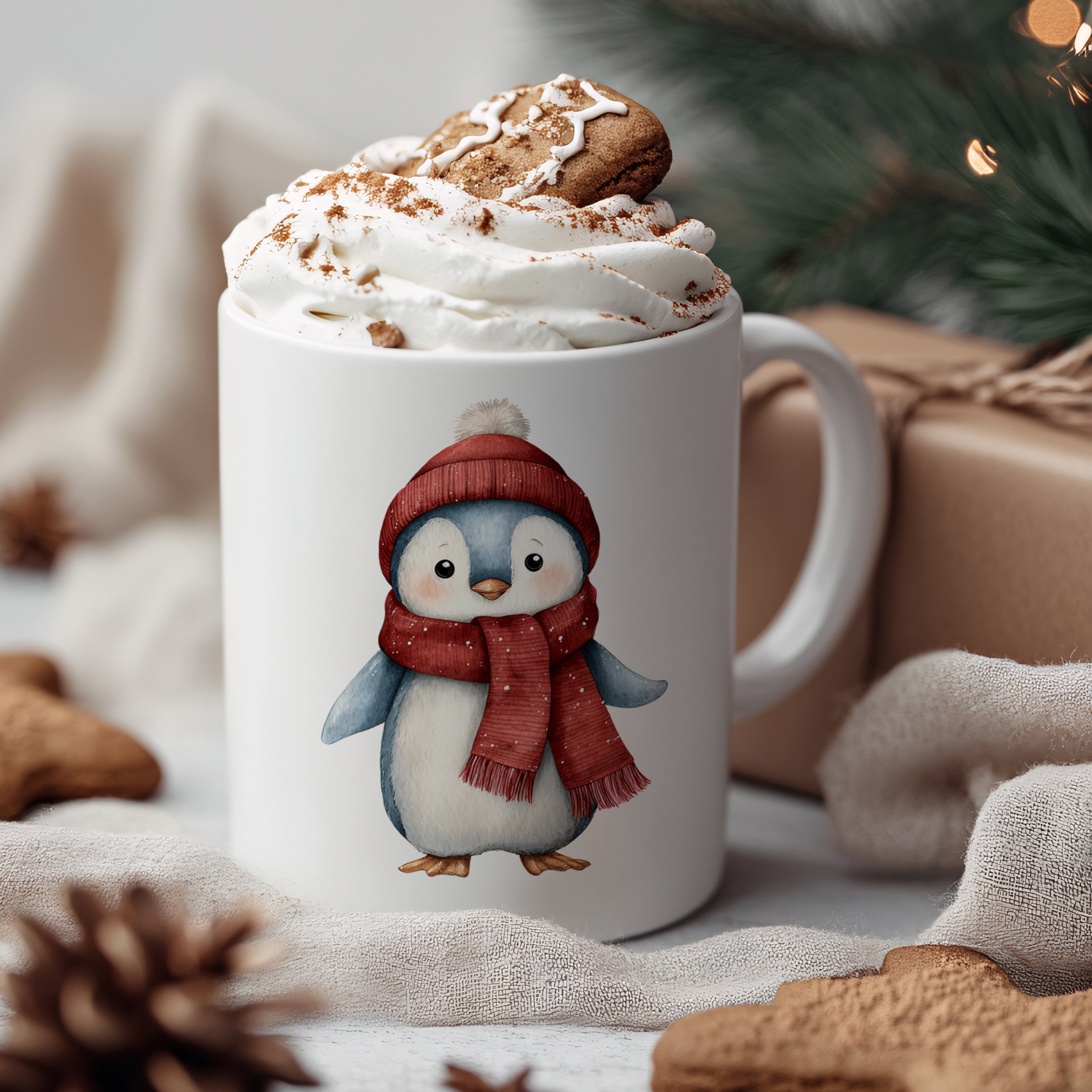 Kaffeetasse mit niedlichem Pinguin, rotem Schal und Sahne.
