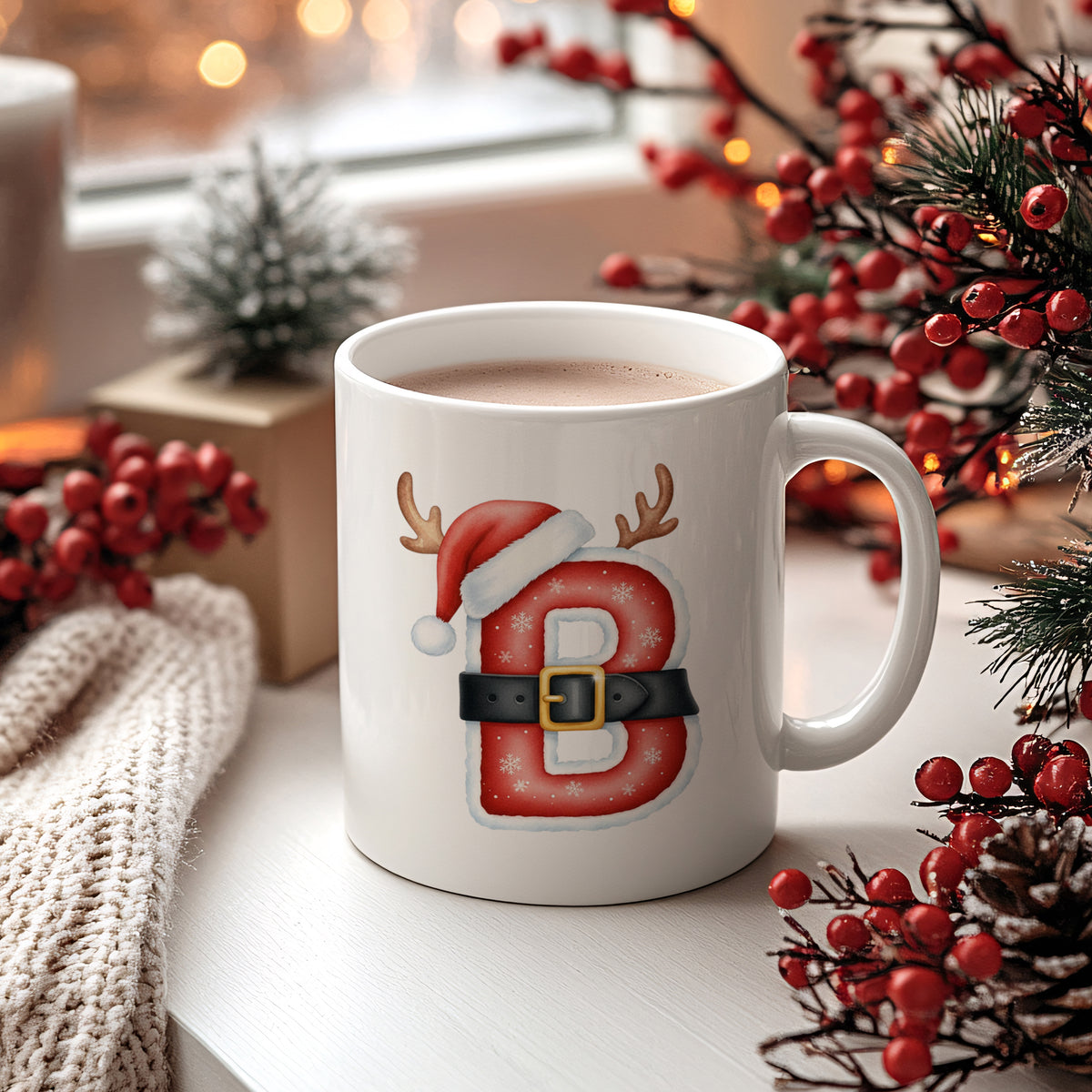 Weißer Kaffeebecher mit weihnachtlichem "B"-Design und Rentiergeweih.