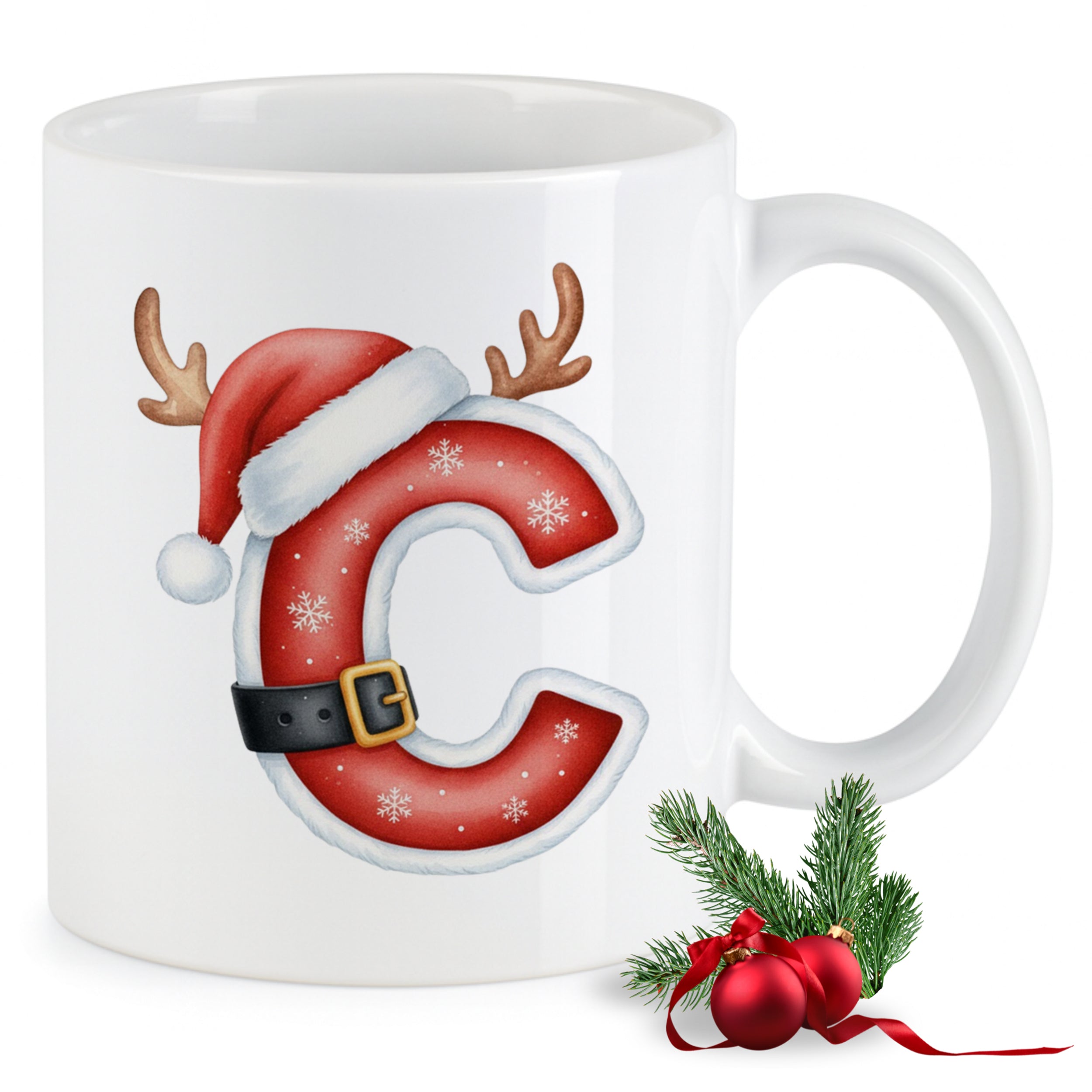 Weißer Weihnachtsbecher mit rotem "C", Rentierohren und Mütze.