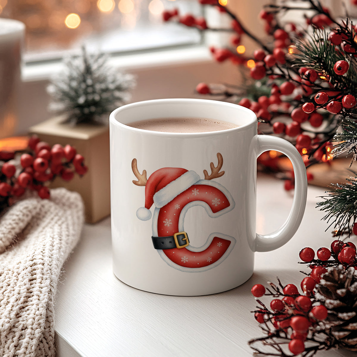 Weißer Weihnachtsbecher mit rotem C, Weihnachtsmütze und Geweihen.