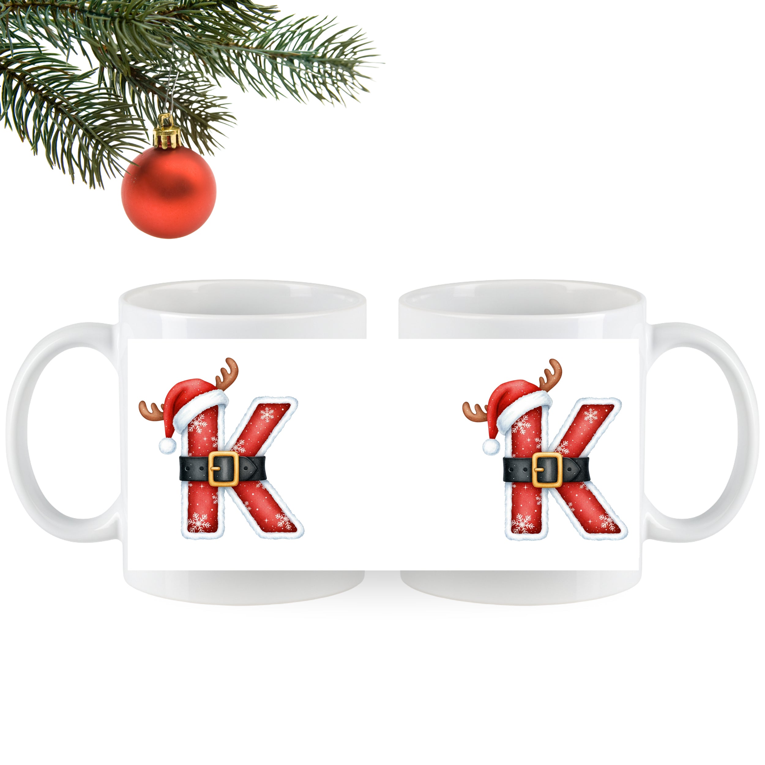 Weiße Tasse mit rotem Weihnachtsbuchstaben K und Dekoration.