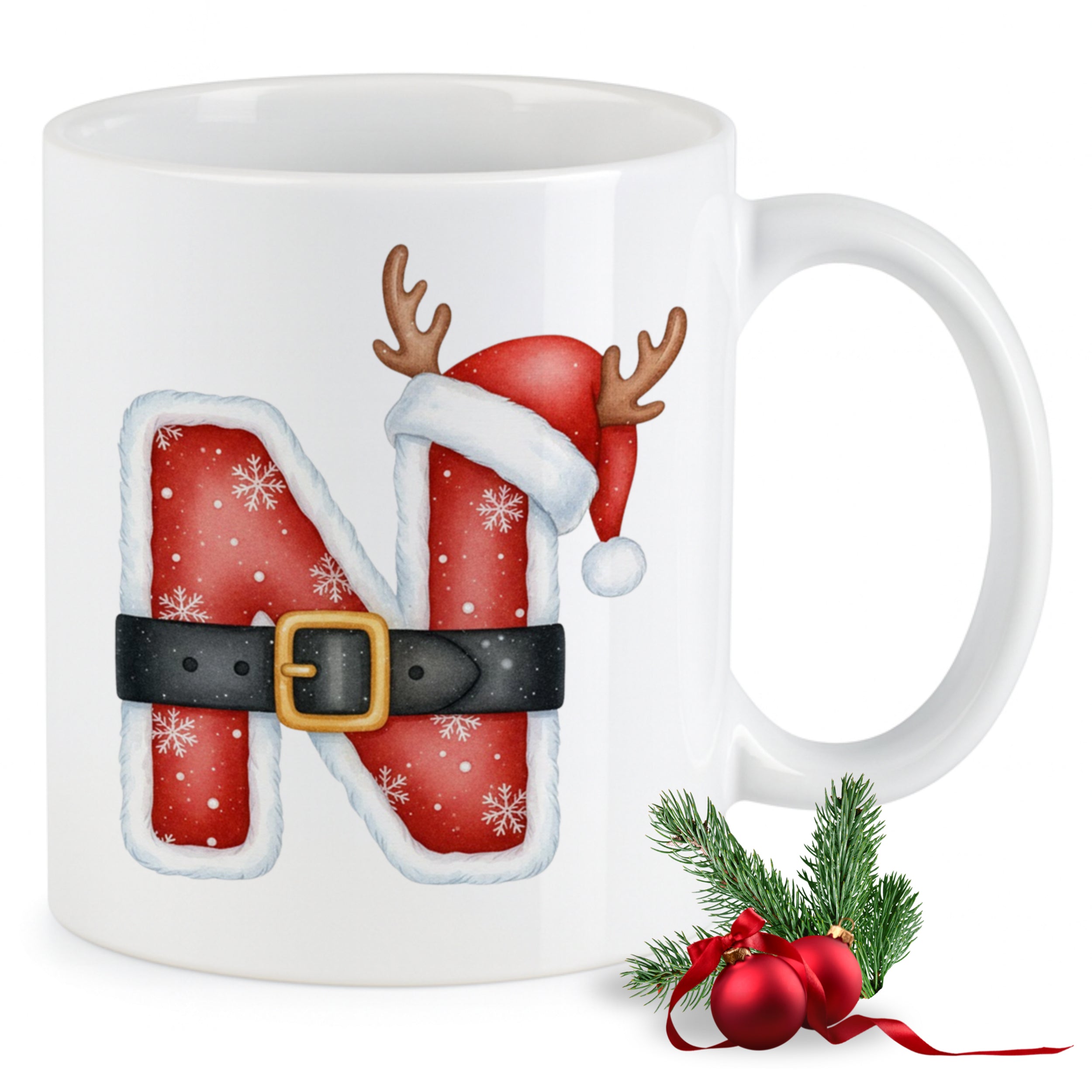 Weißer Becher mit rotem Weihnachtsdesign und Buchstabe N.