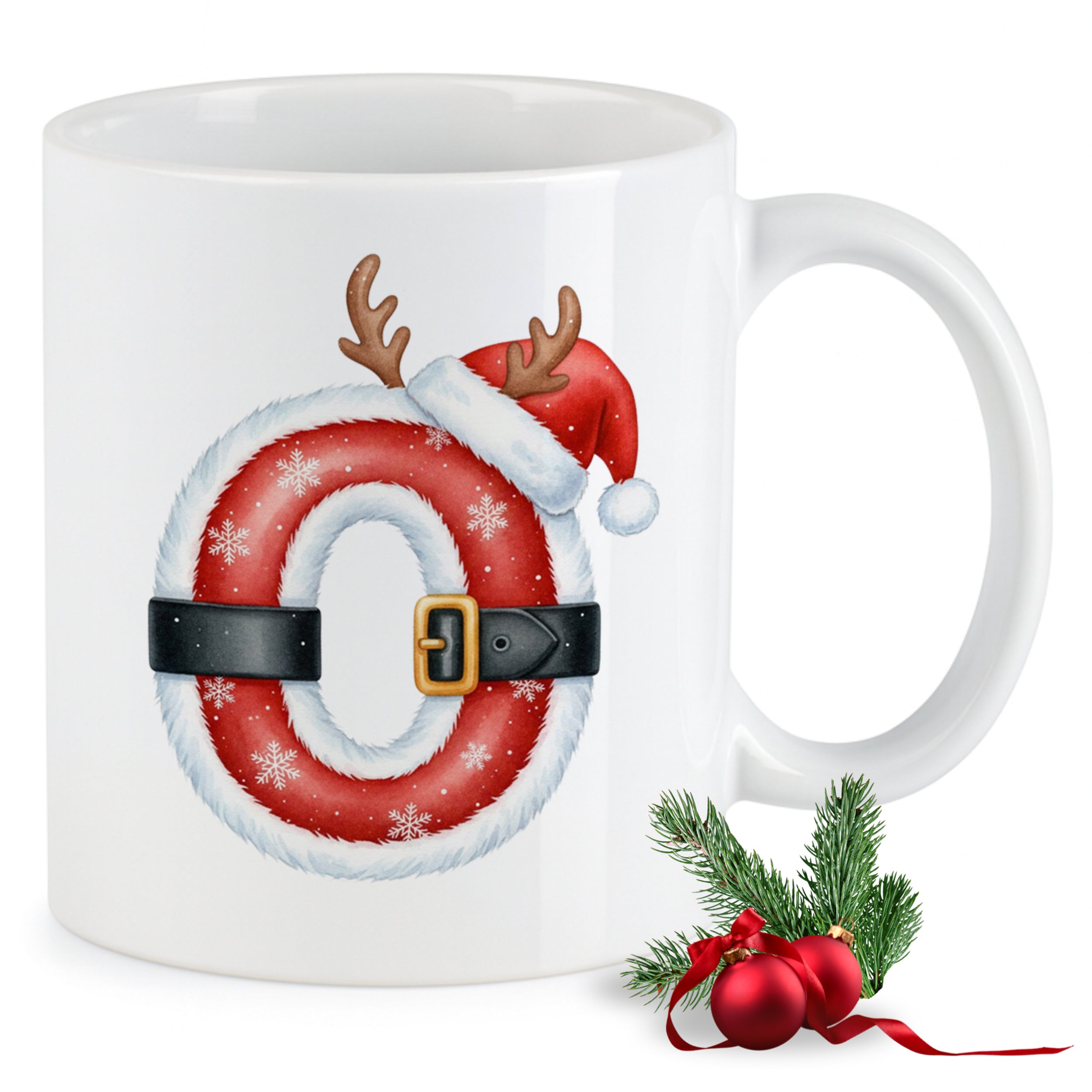 Weihnachtliche Tasse mit rotem Rentiergeweih und Hut.