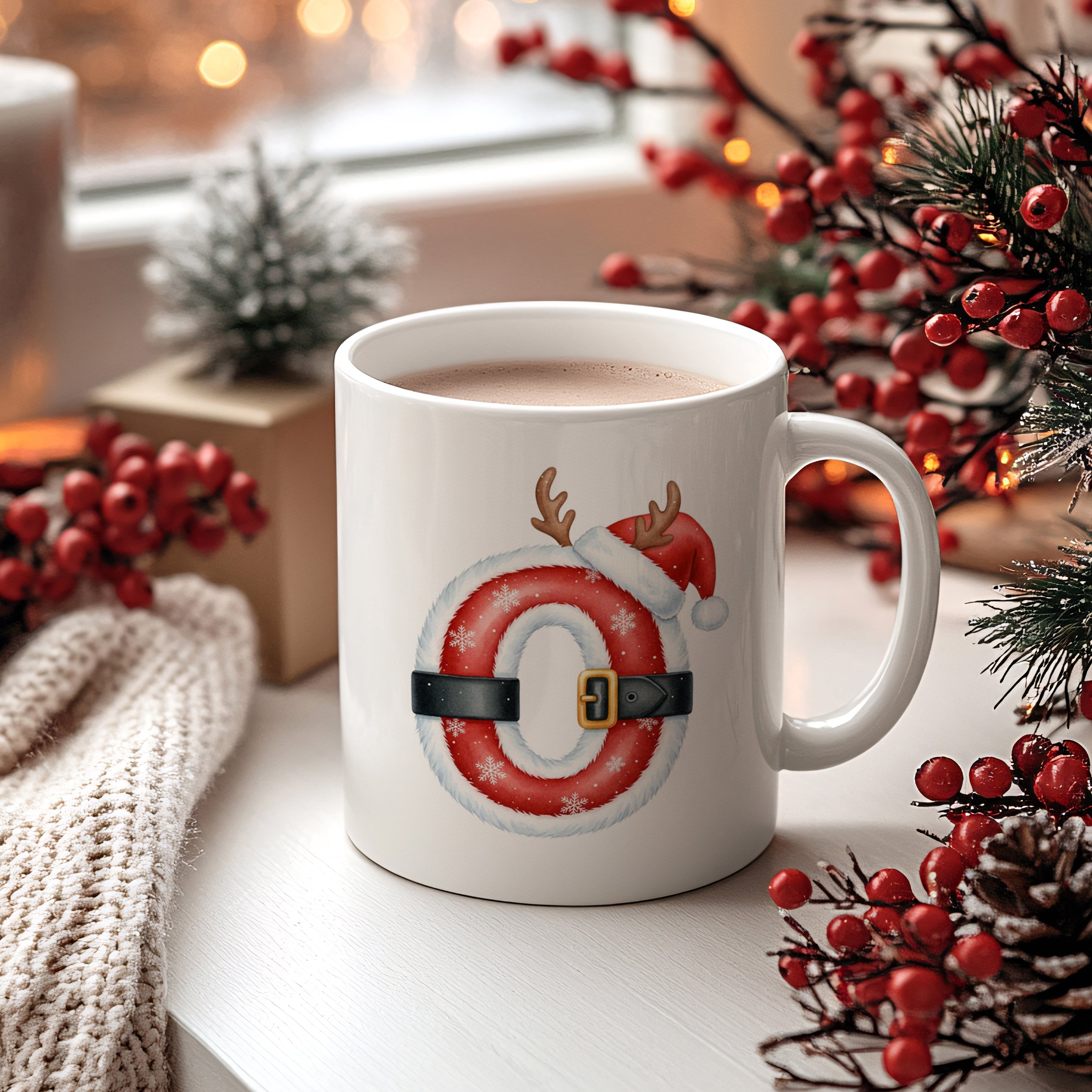 Weißer Weihnachtsbecher mit rotem, dekorativem Rentier-Motiv.