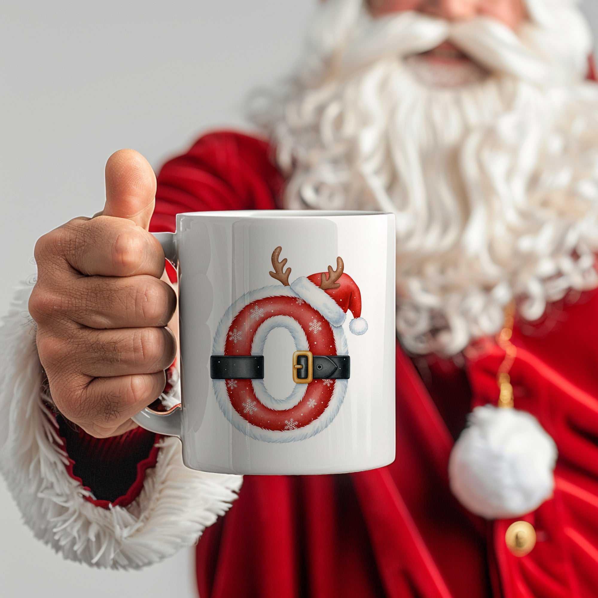Weißer Becher mit Weihnachtsdesign und Rentiergeweih.