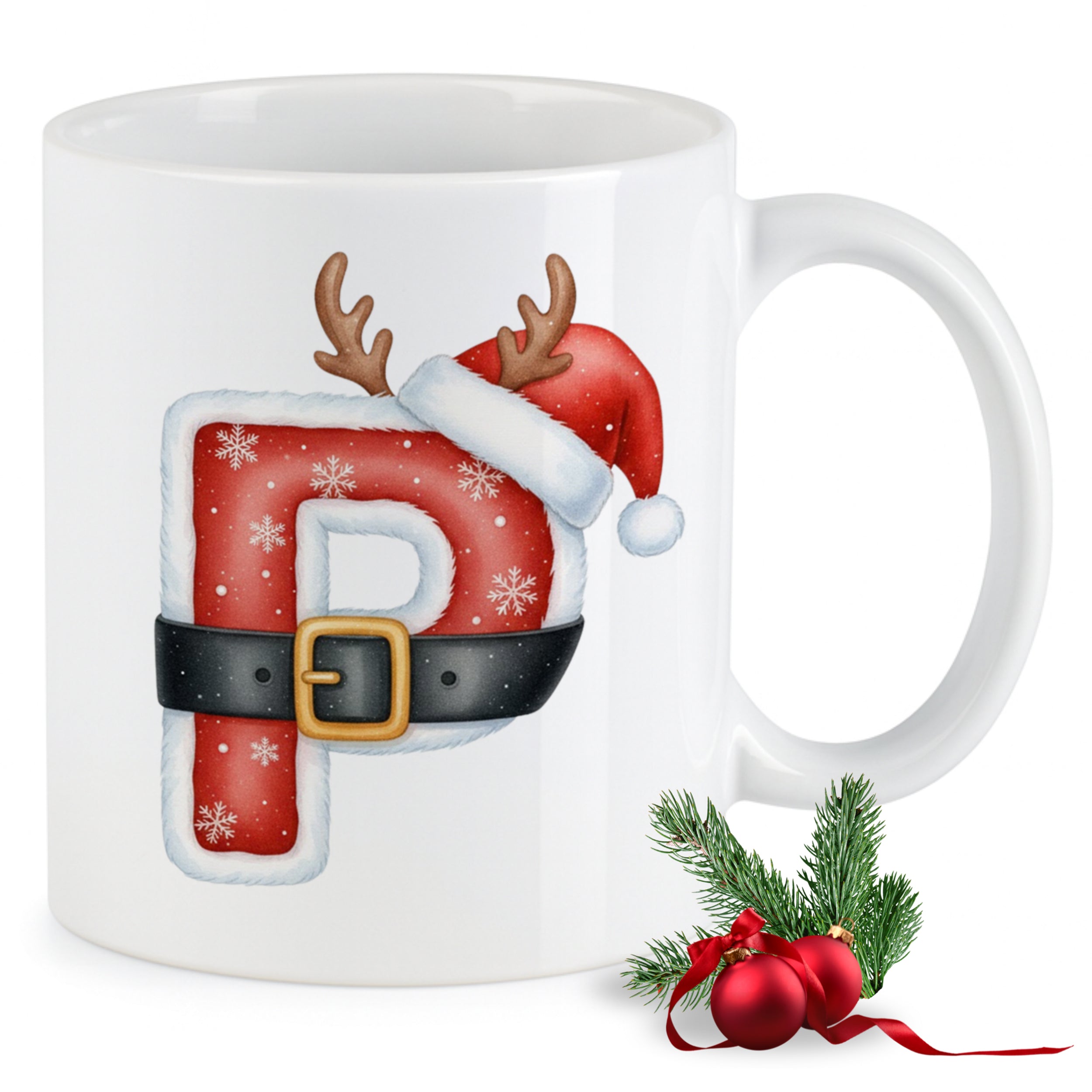 Weißer Weihnachtsbecher mit rotem "P", Rentierohren und Mütze.