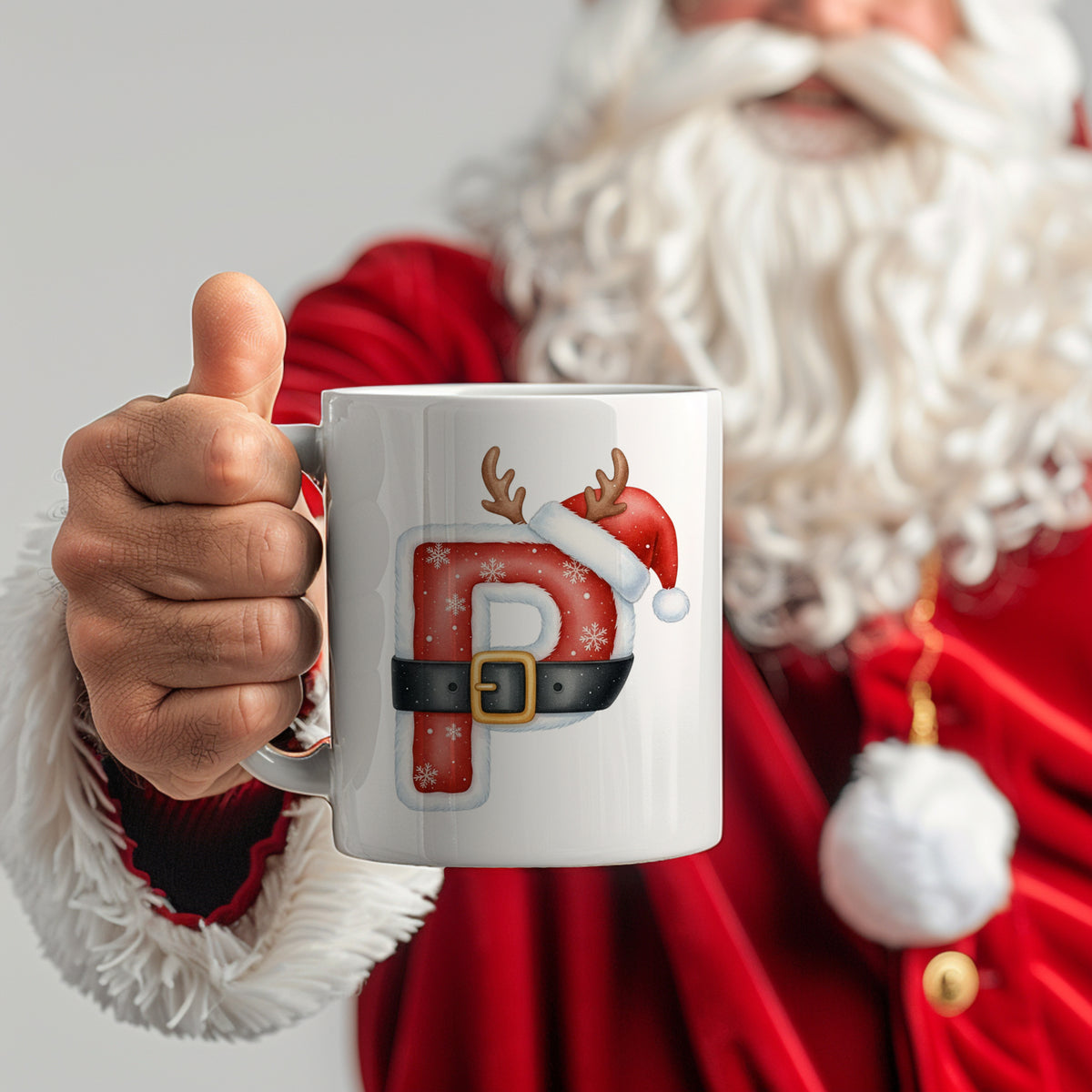 Weißer Becher mit rotem Weihnachtsdesign und Buchstaben P.