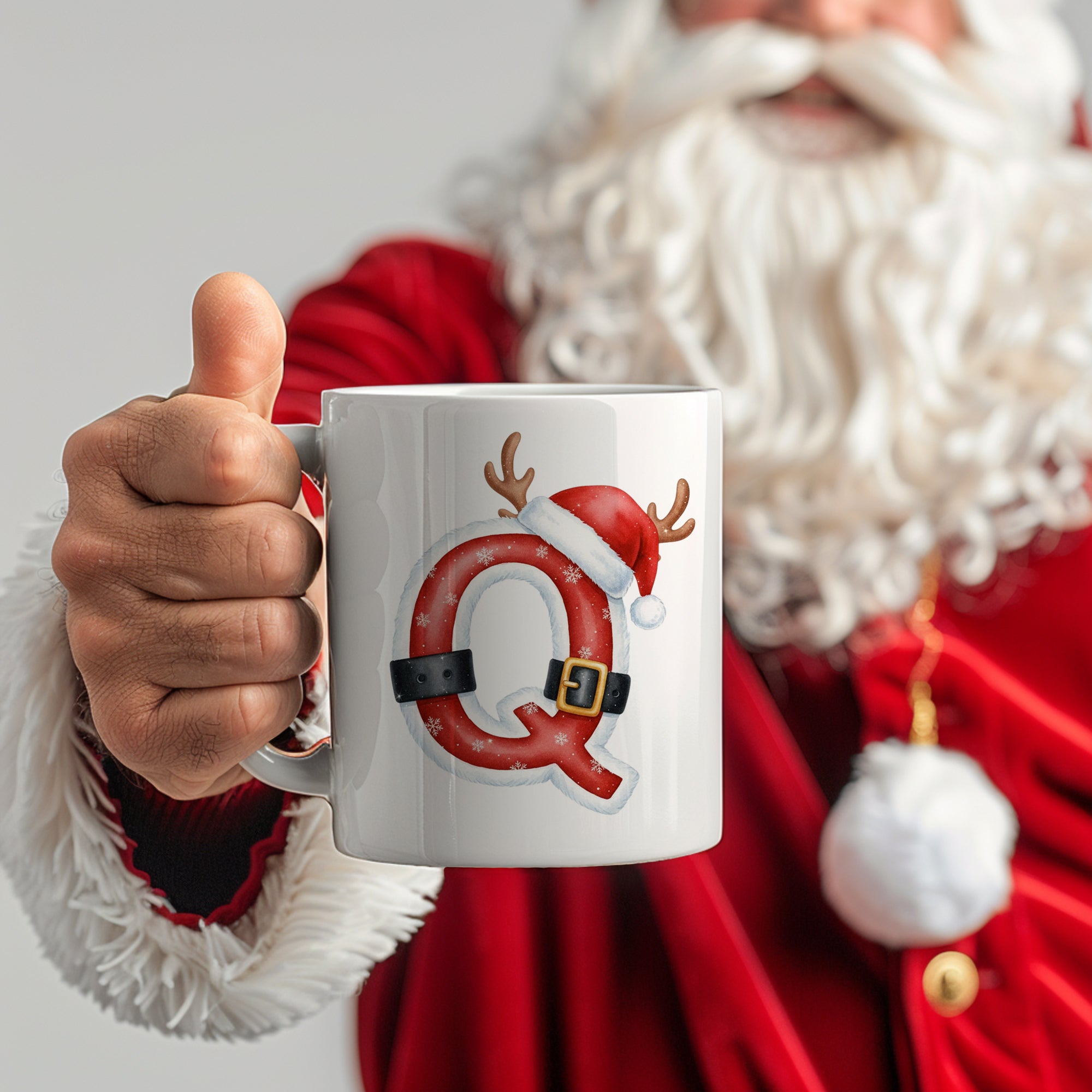 Weißer Becher mit Weihnachtsmann-Design und rotem Q.