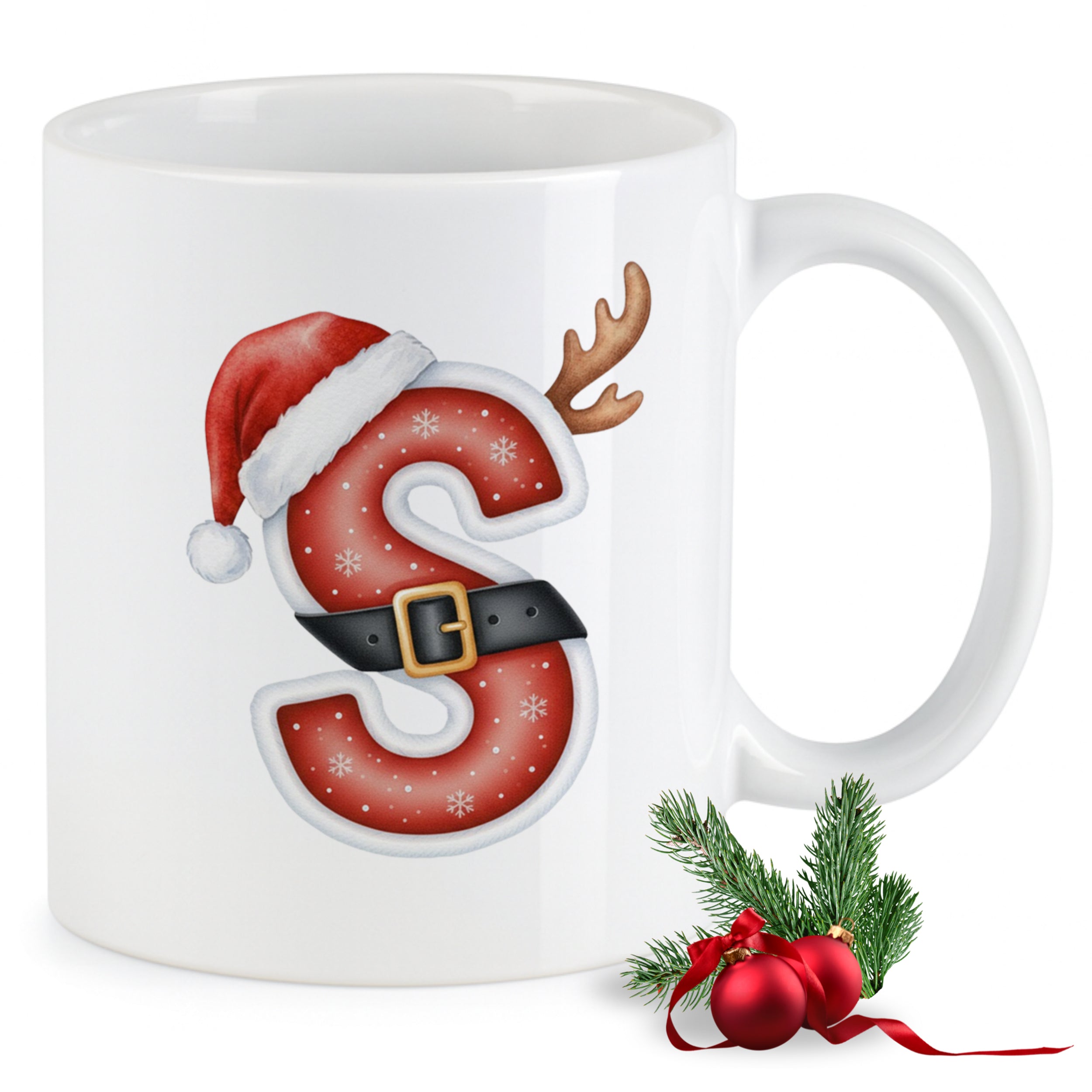 Weißer Becher mit rotem Weihnachtsbuchstaben S und Hut.