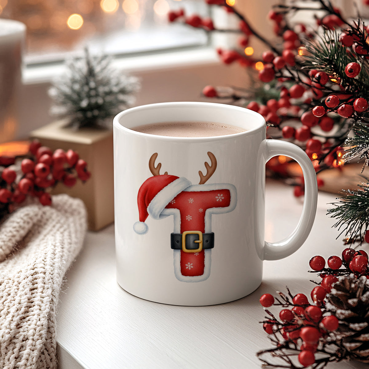 Weißer Becher mit rotem Weihnachtsdesign und Rentiergeweih.