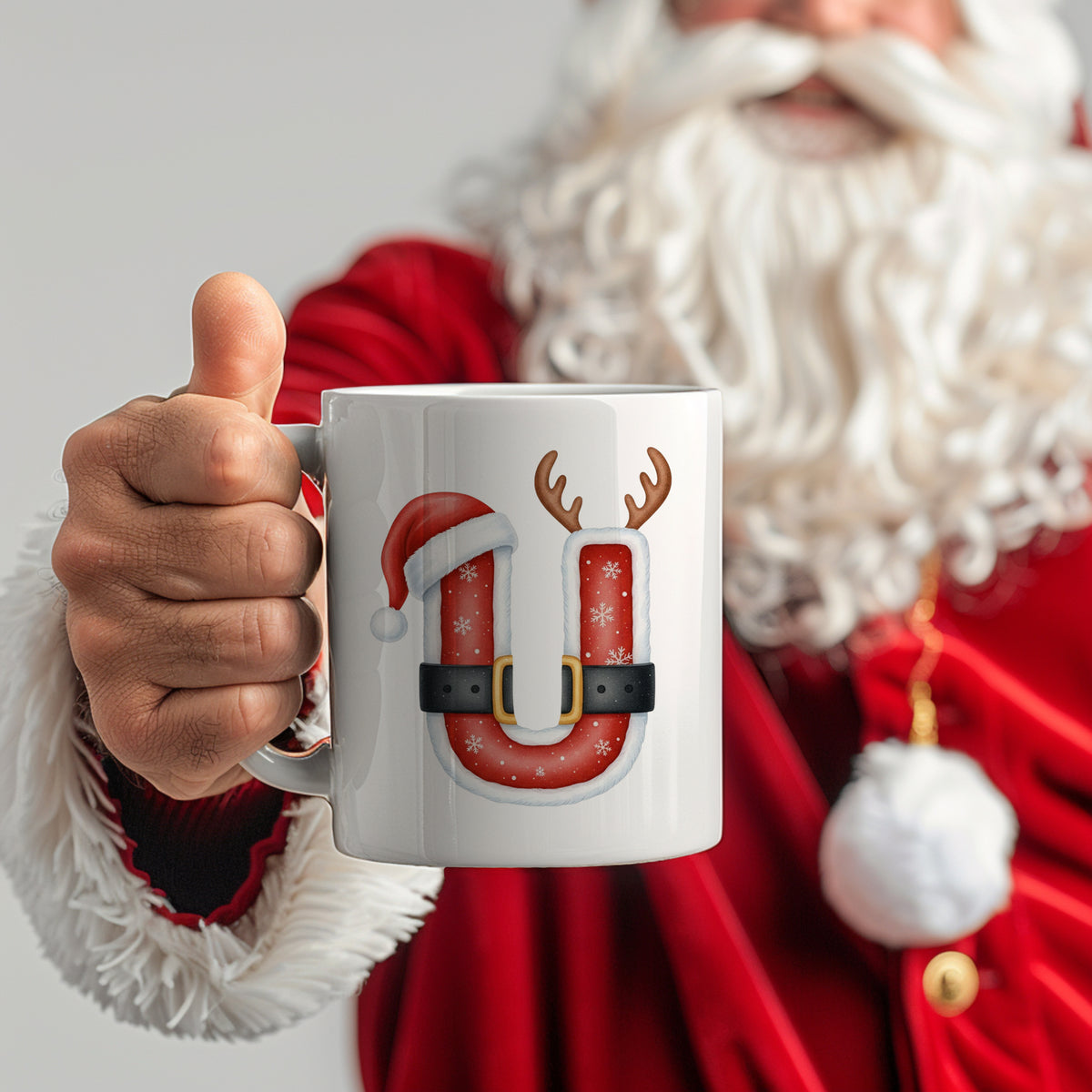 Weißer Weihnachtsbecher mit Rentierhörnern und Weihnachtsmütze.