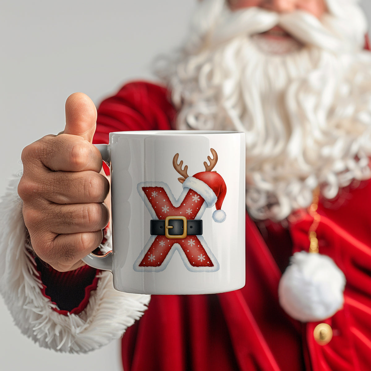 Weißer Becher mit Weihnachtsmotiv und rotem X.