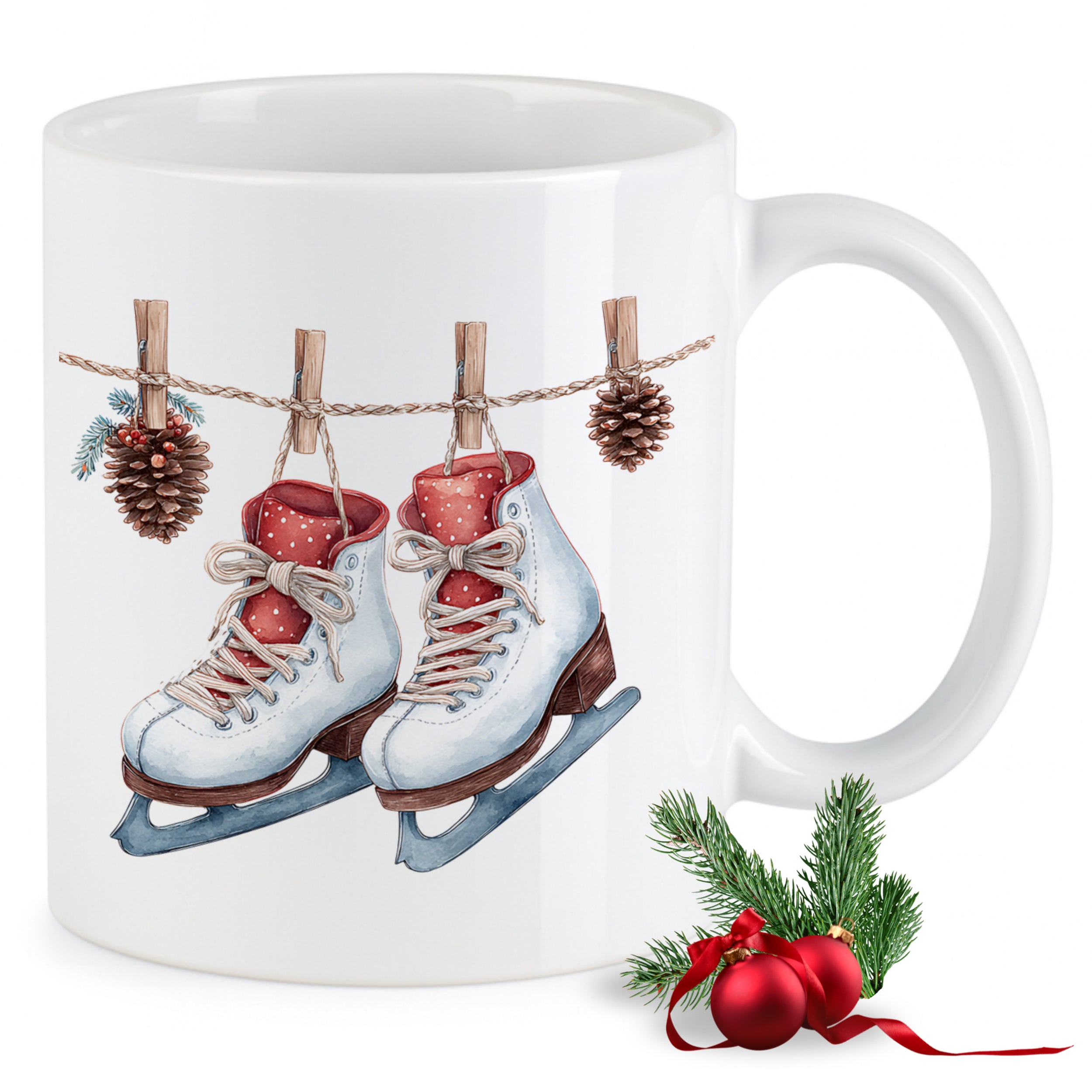 Weißer Becher mit Eishockeyschlittschuhen und Weihnachtsdeko.