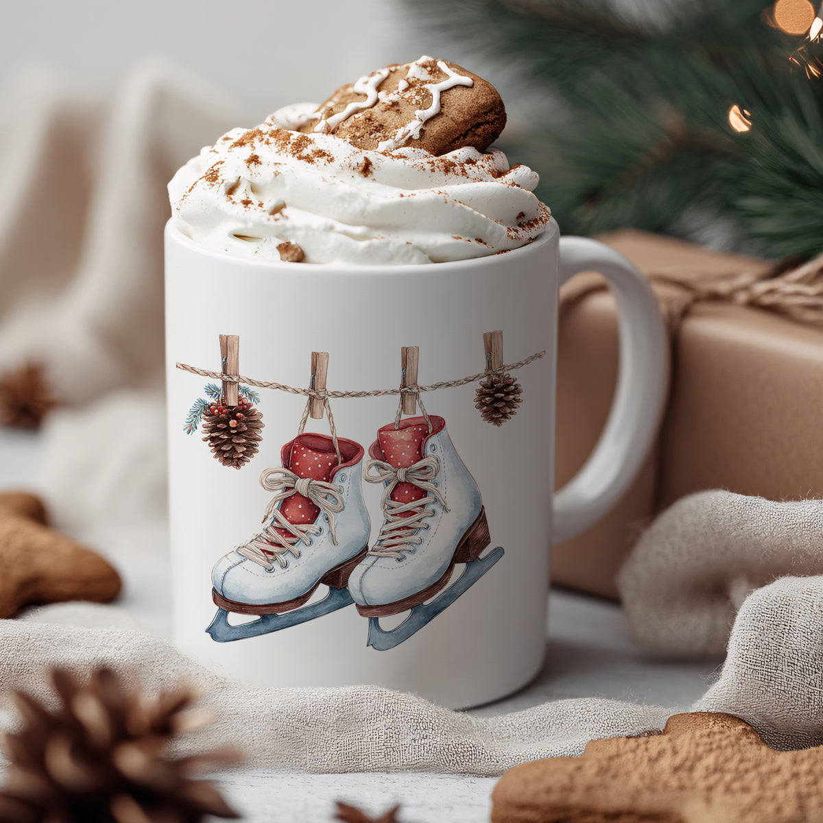 Tasse mit Eishockeyschlittschuhen, Sahne und Lebkuchen.