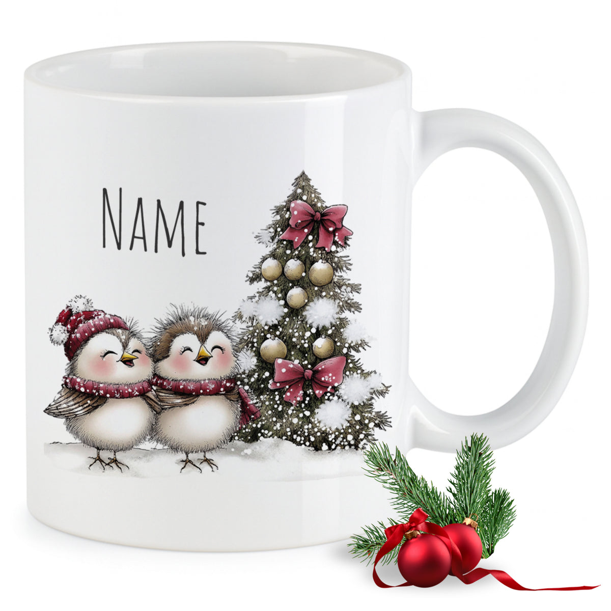 Weißer Weihnachtsbecher mit zwei Pinguinen und Tannenbaum.
